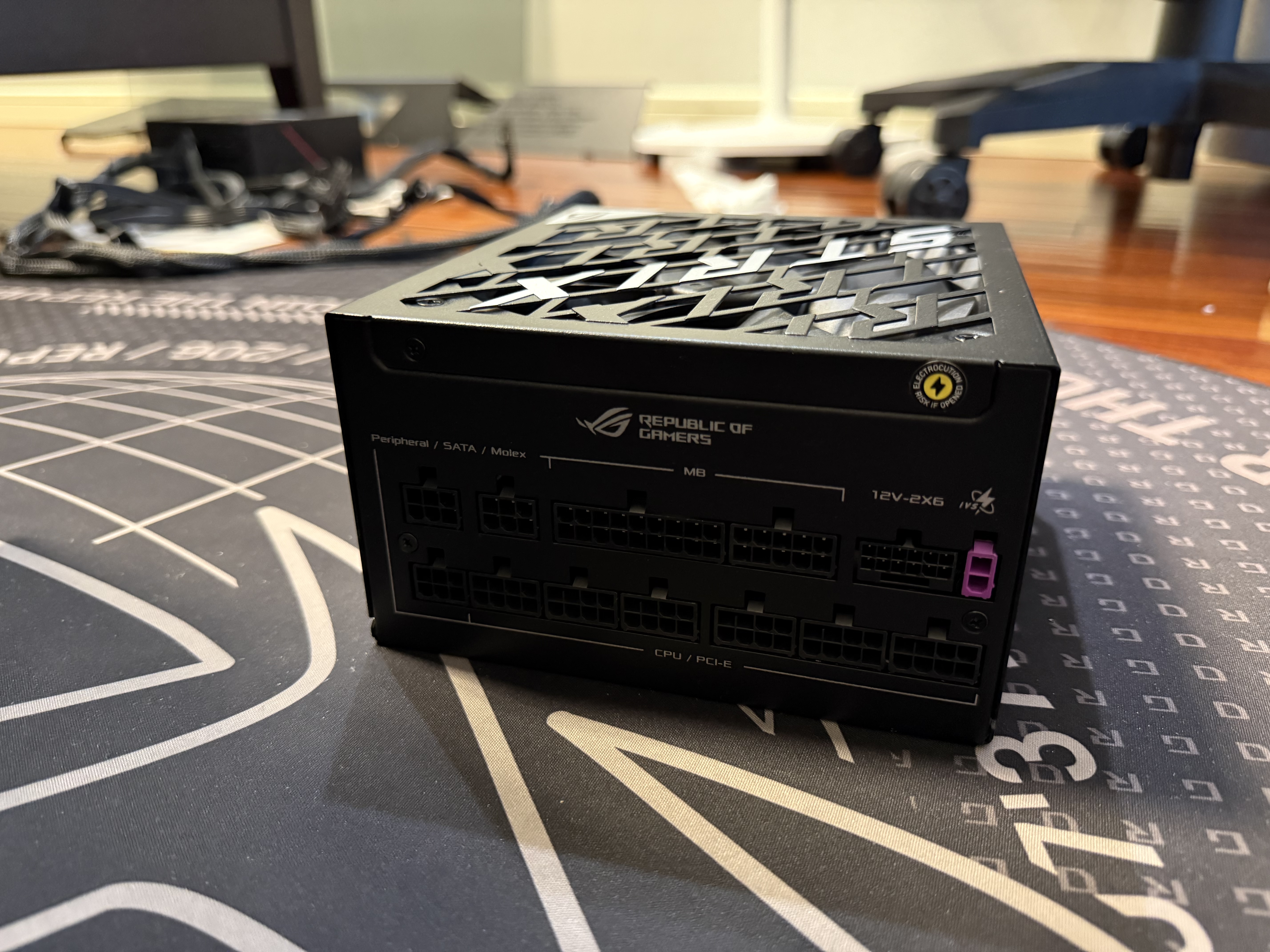 华硕ROG 白金雷鹰1200W 氮化镓电源 ATX3/显卡优先稳压/全日系电容/氮化镓/EQUALIZER 实拍图