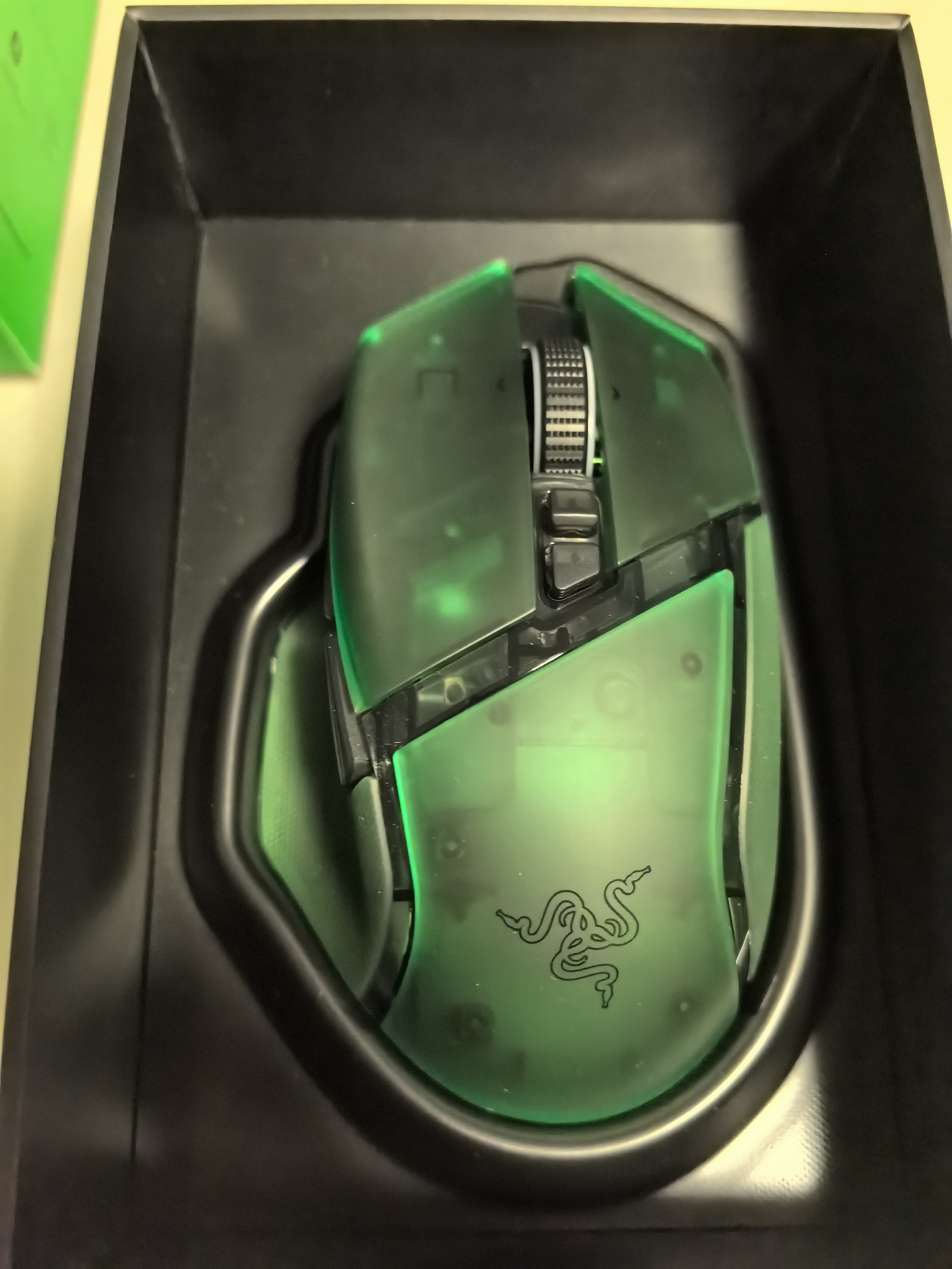 雷蛇（Razer）巴塞利斯蛇V3专业版 35K 幻影绿 无线鼠标 人体工学设计 RGB幻彩灯效 吃鸡/LOL/CS GO游戏  实拍图