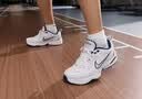 耐克轻便训练鞋秋季健身缓震老爹鞋NIKE AIR MONARCH 4 415445 102白色/金属银/深藏青 41 (260mm) 实拍图
