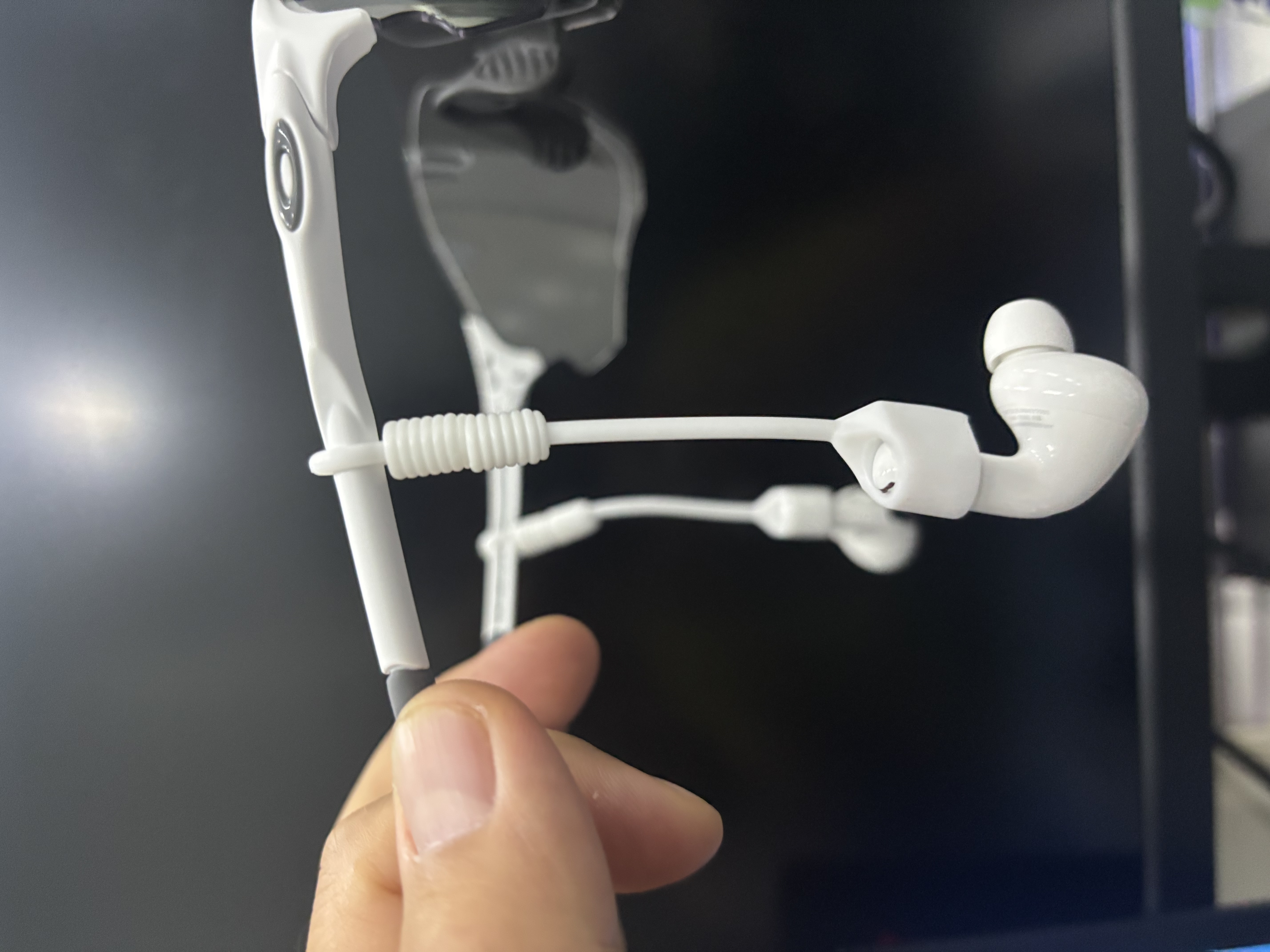 KMaxAI适用苹果耳机AirPods 4/3/2 Pro磁吸防丢绳 Apple四代真无线蓝牙后绕式颈挂绳 跑步运动防掉 白色 实拍图