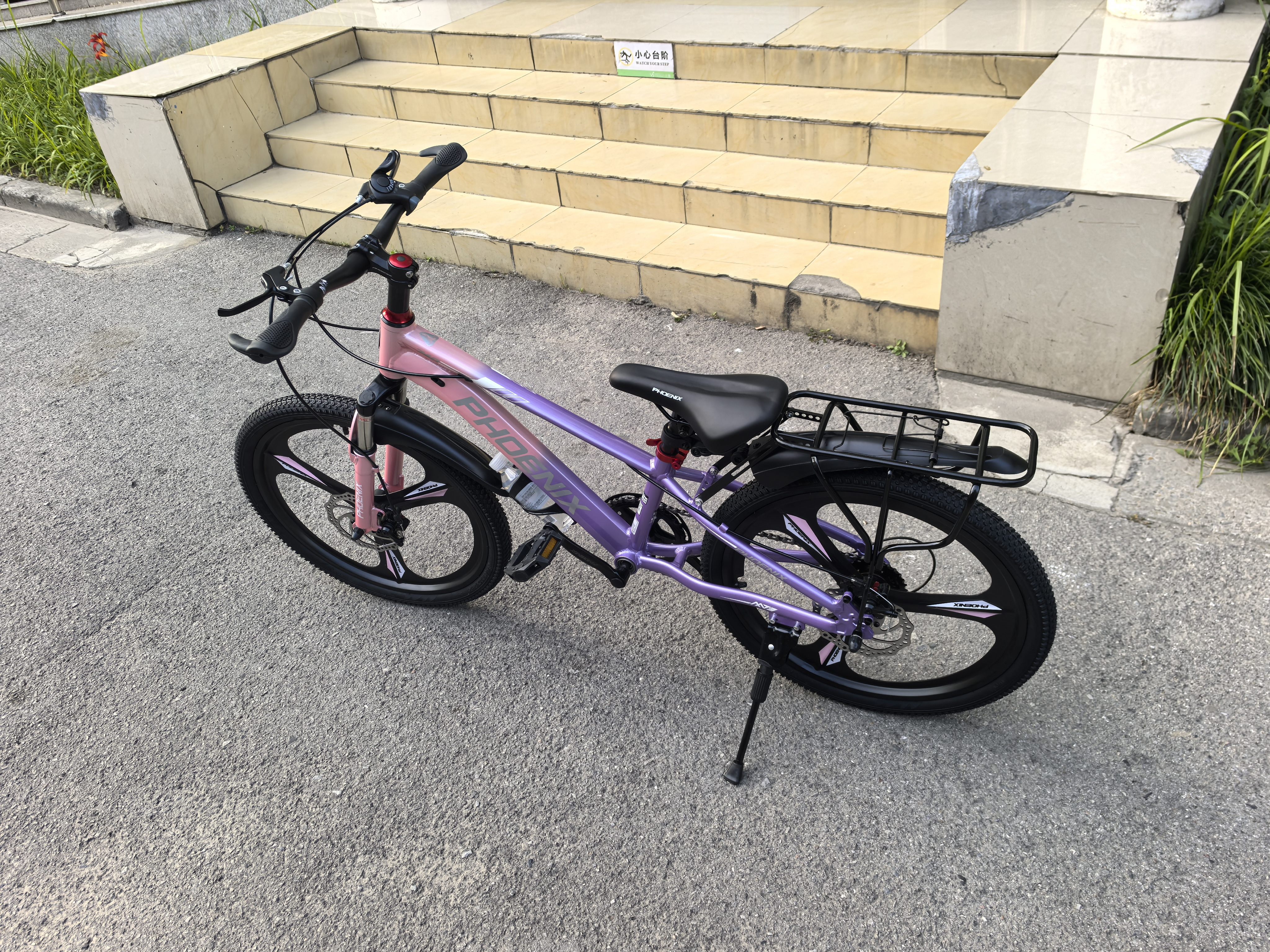 凤凰官方旗舰店儿童自行车男女变速青少年学生山地车碟刹赛车 星际 粉紫【铝架】7速+后座车灯+三刀 22寸【适合130-170cm】 实拍图