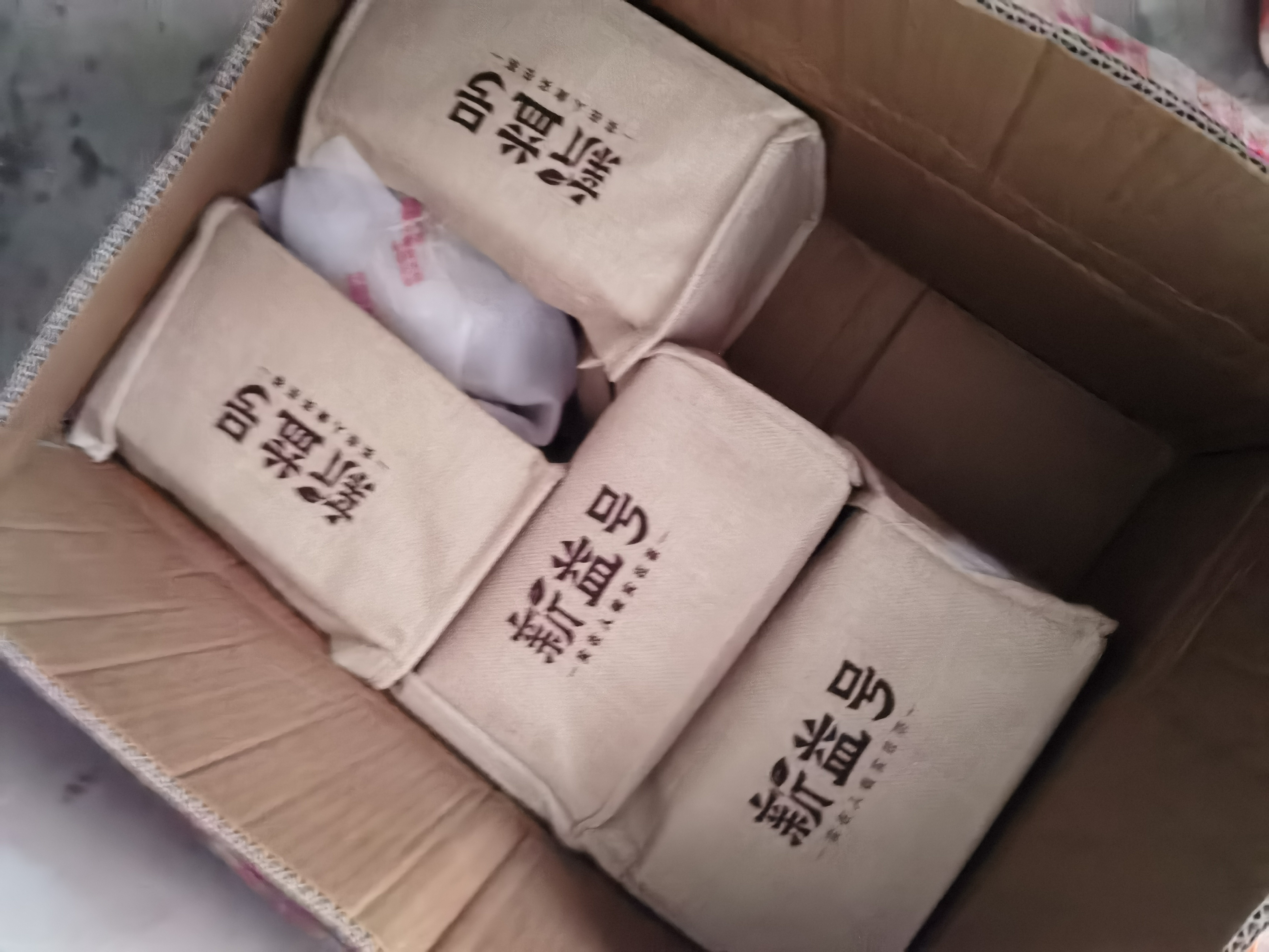 新益号茶叶普洱茶生茶 冰岛老寨生普洱散茶古树春茶松压茶礼盒装1000g 实拍图