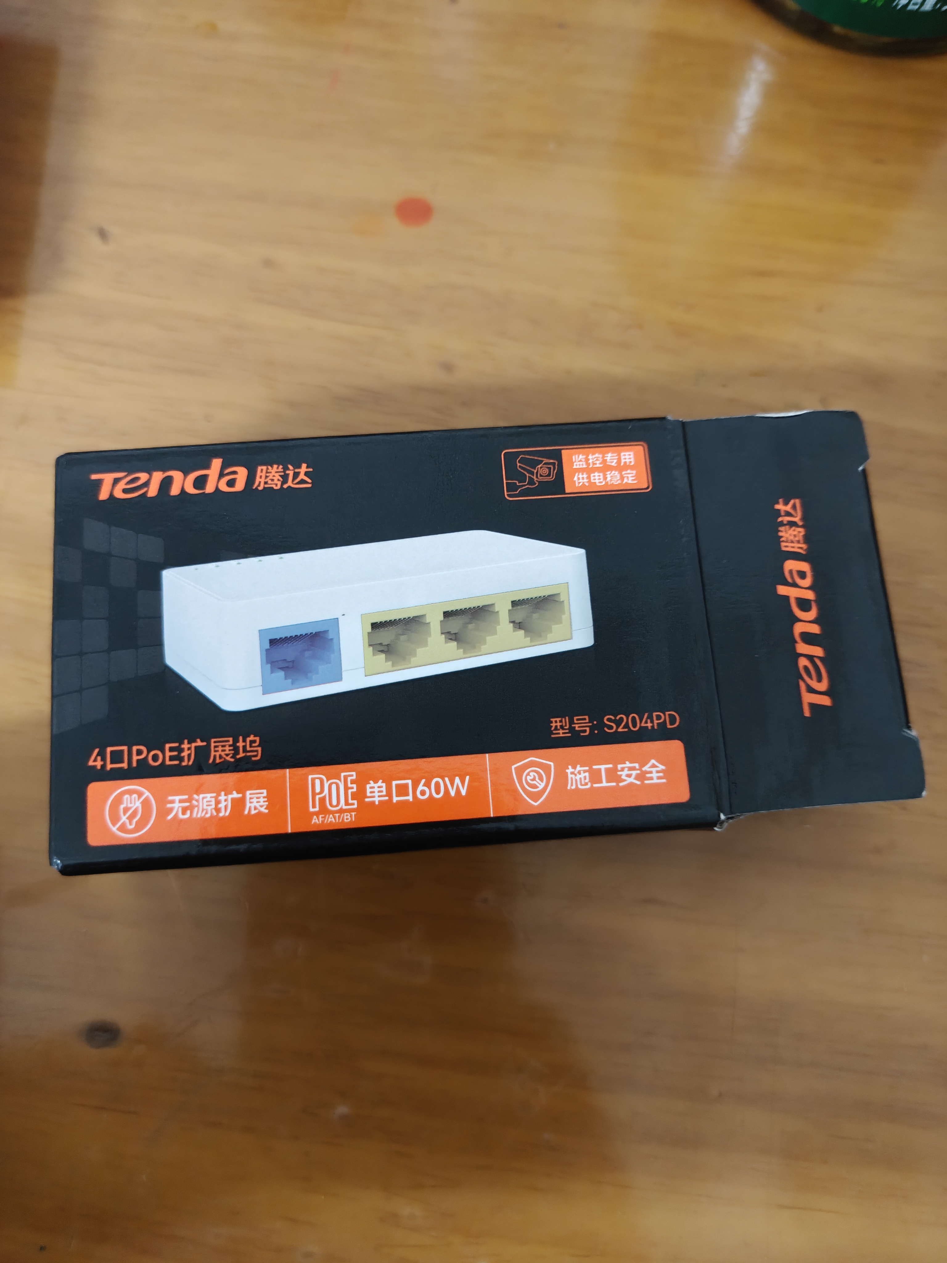 Tenda腾达PoE中继器一拖三 4口百兆poe交换机 供受电一体 一进两/三出 监控网络交换器网线分线器S204PD 实拍图