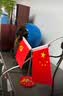 【抖音爆款】党旗国旗摆件桌面摆件小红旗办公室装饰旗车载摆件 桌面摆件【我爱中国】1套（不可升降） 实拍图