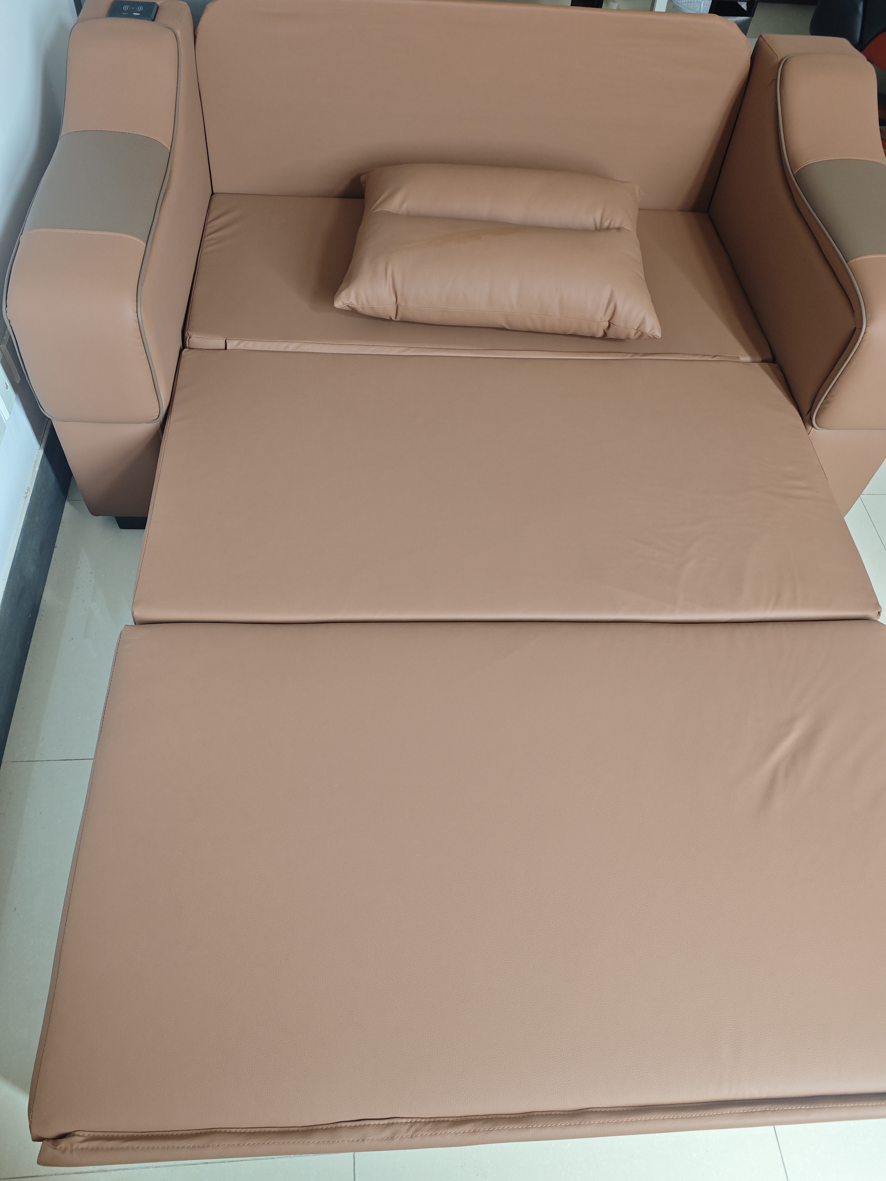 派町 沙发床现代简约小户型多功能客厅折叠两用沙发床猫爪皮卧室 外径1.6米可储物附带无线充 高密度海绵版(猫爪皮） 实拍图