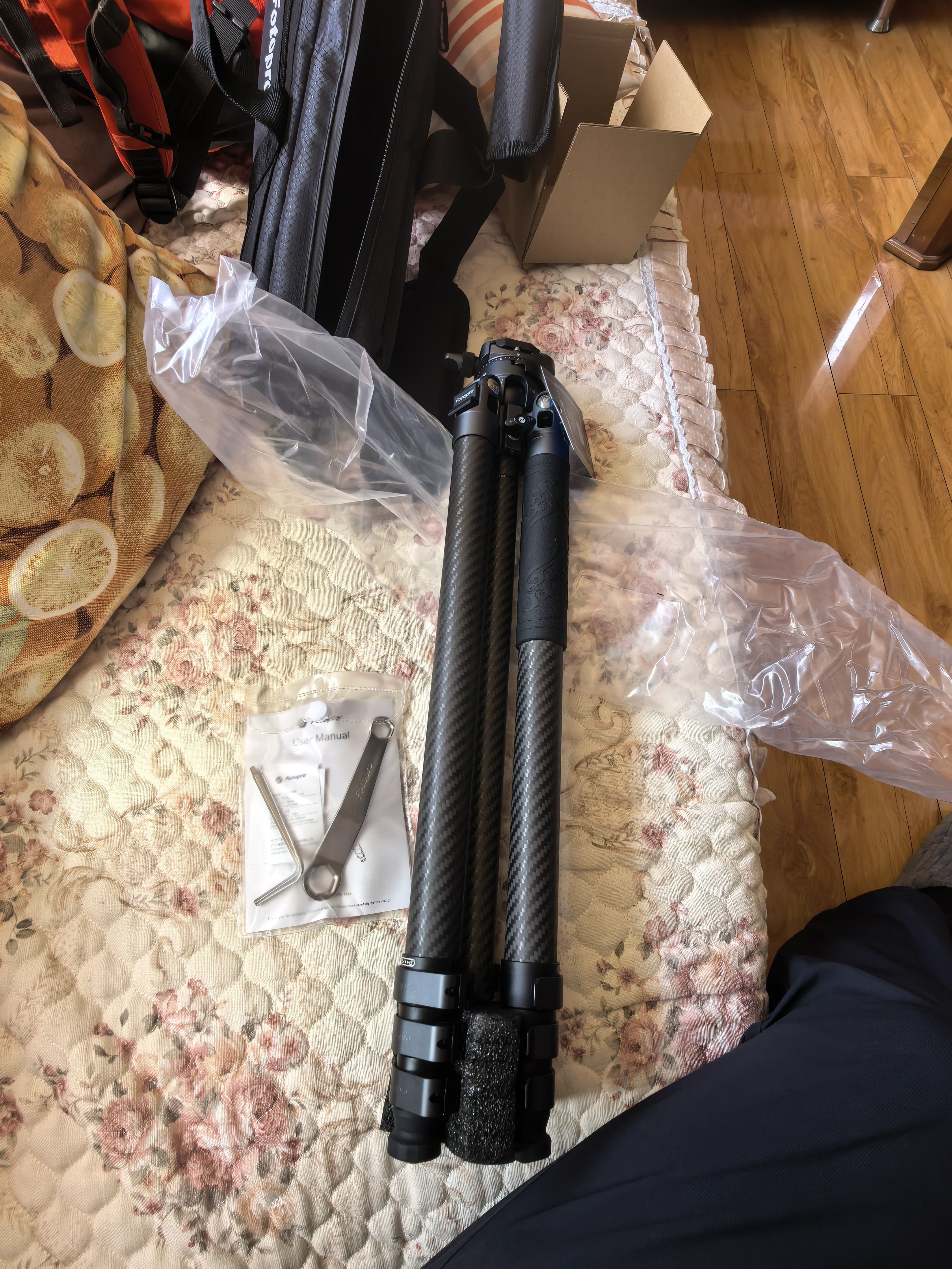 富图宝（Fotopro）飞行一号Max 碳纤维扳扣设计大管径专业相机微单摄影摄像三脚架 原碳灰 实拍图