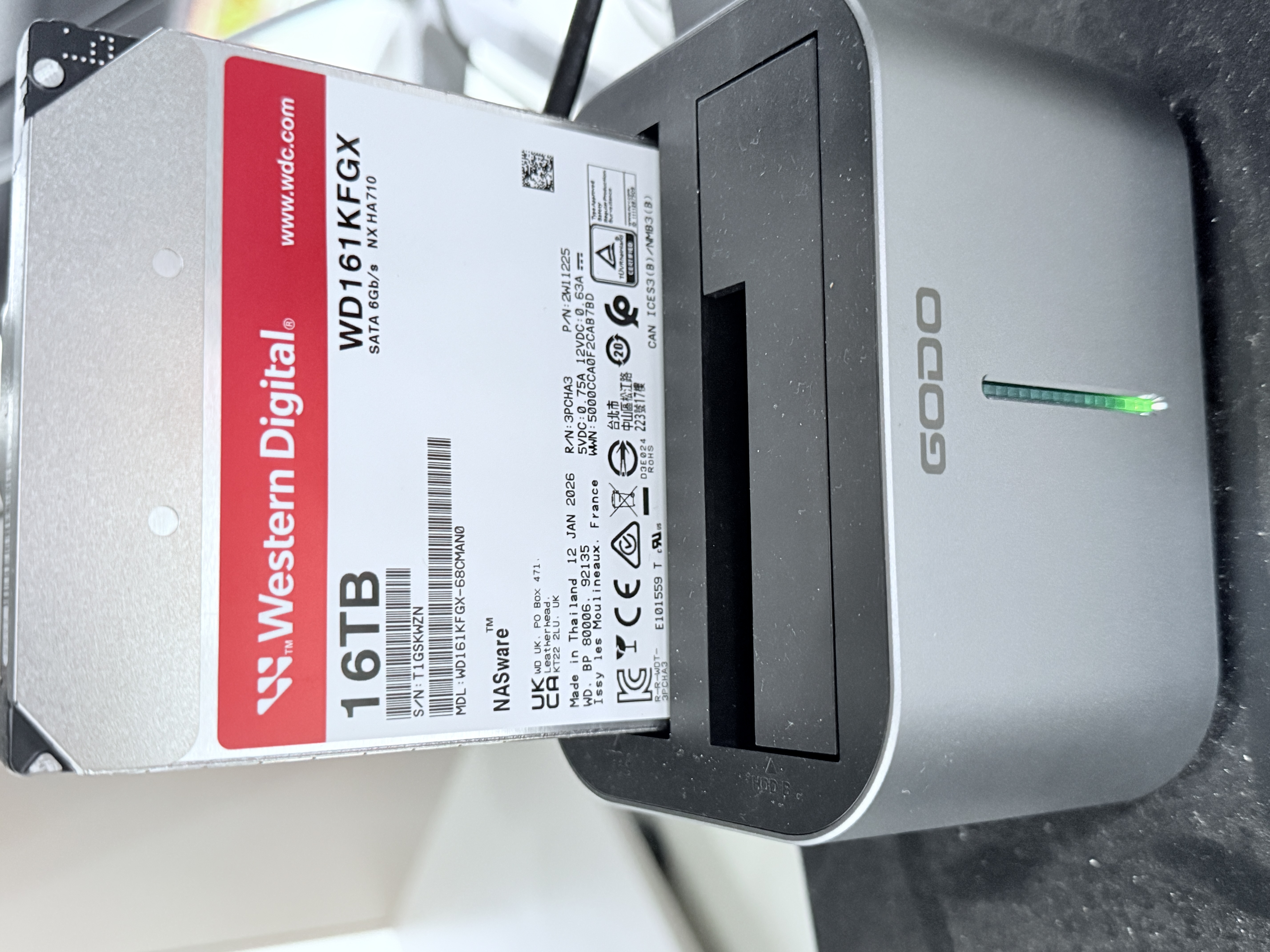 西部数据（WD）NAS机械硬盘 WD Red Pro西数红盘 16TB 7200转512MB SATA CMR垂直 NAS专用硬盘 3.5英寸 WD161KFGX 实拍图