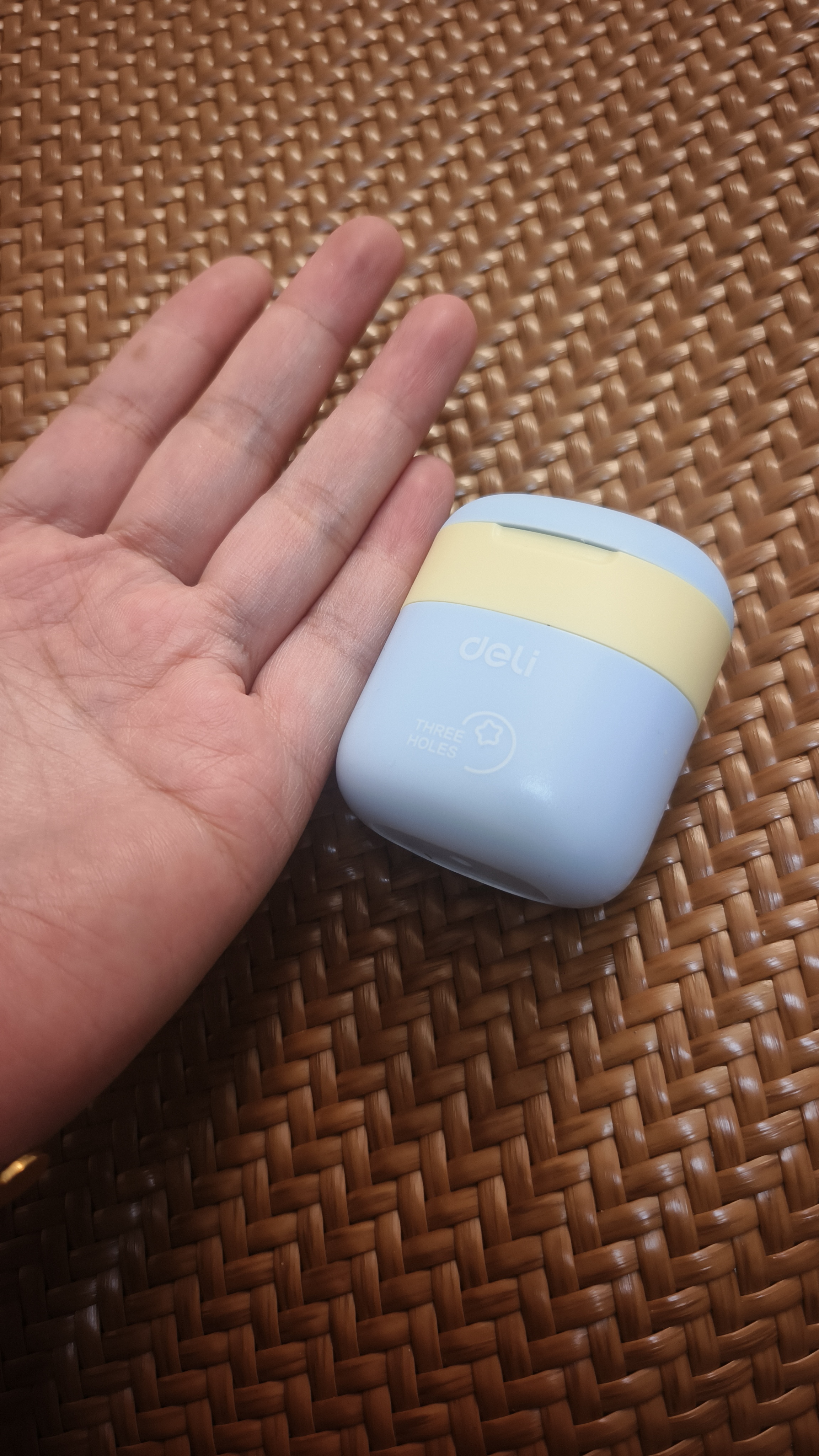 得力（deli）学生三孔密封门卷笔刀大口径转笔刀铅芯研磨器粗杆三角削笔刀考试儿童生日毕业礼物男女孩单支装 实拍图