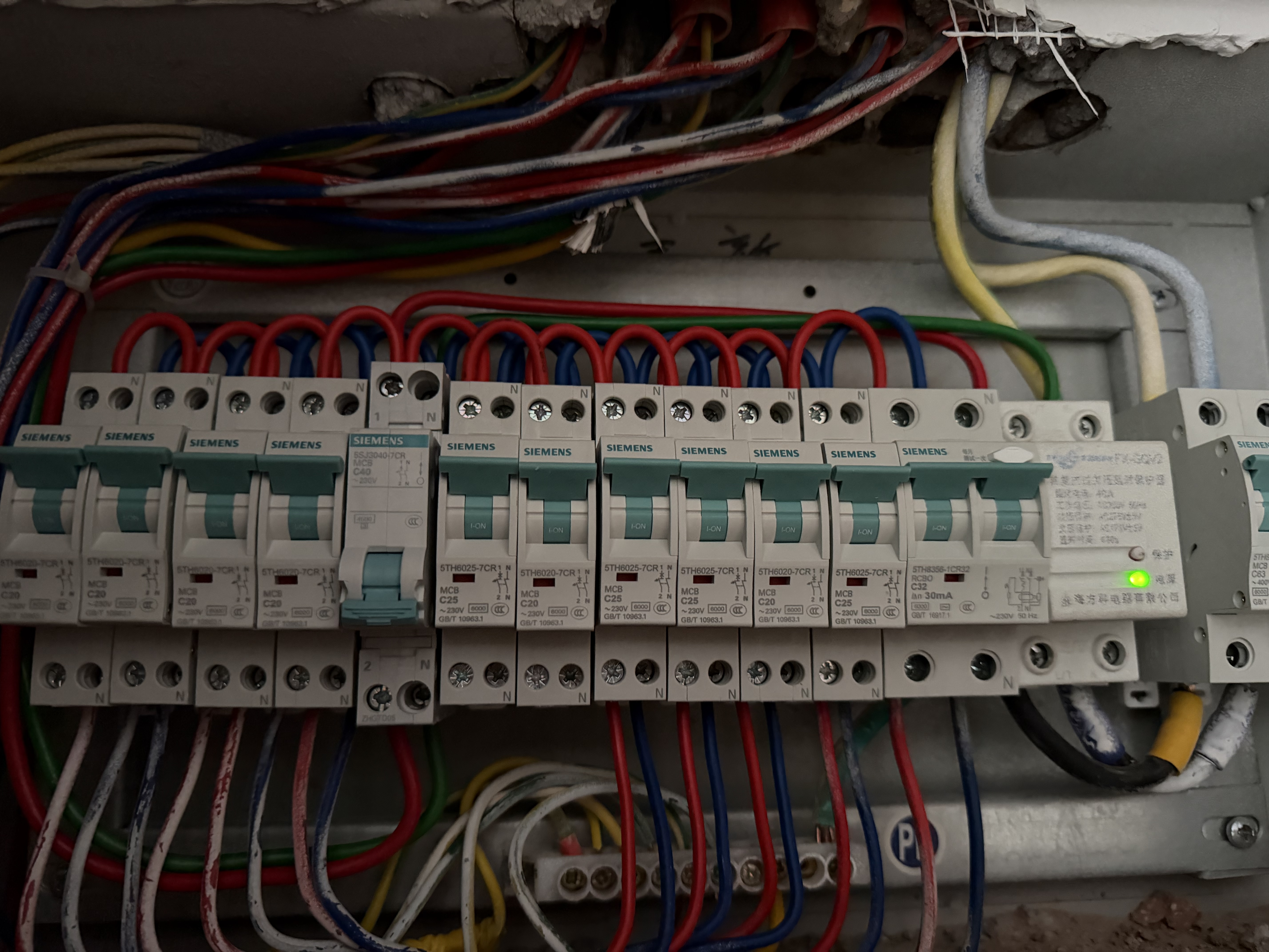 西门子（SIEMENS）开关面板 三开双控开关 86型暗装开关 皓彩雅白5TA26343NC01 实拍图