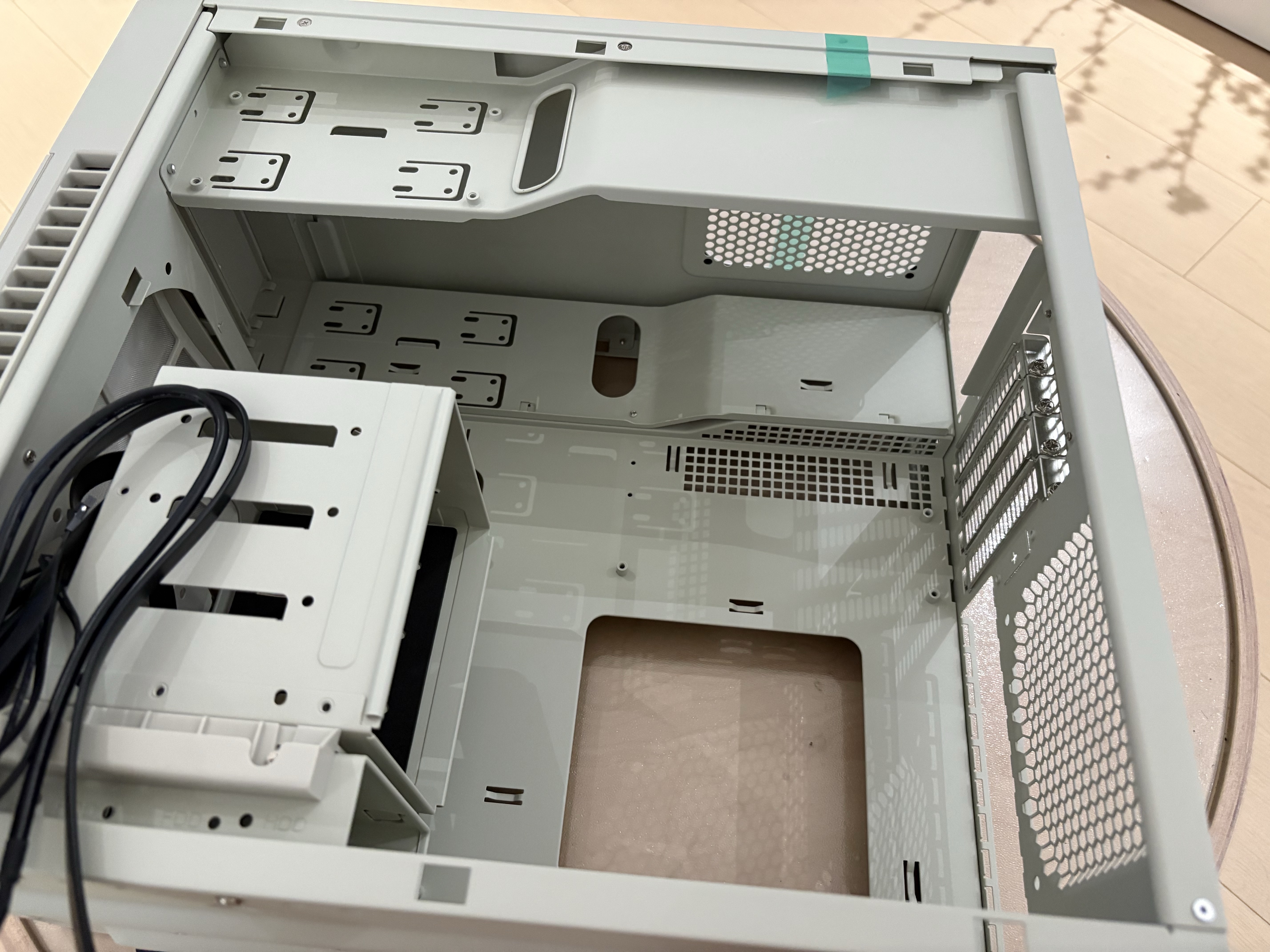 银昕（SilverStone）PS07复刻版MATX机箱 (经典老箱复刻/支持120水冷/Type-C/6个3.5”硬盘空间/PS07W-C) 实拍图