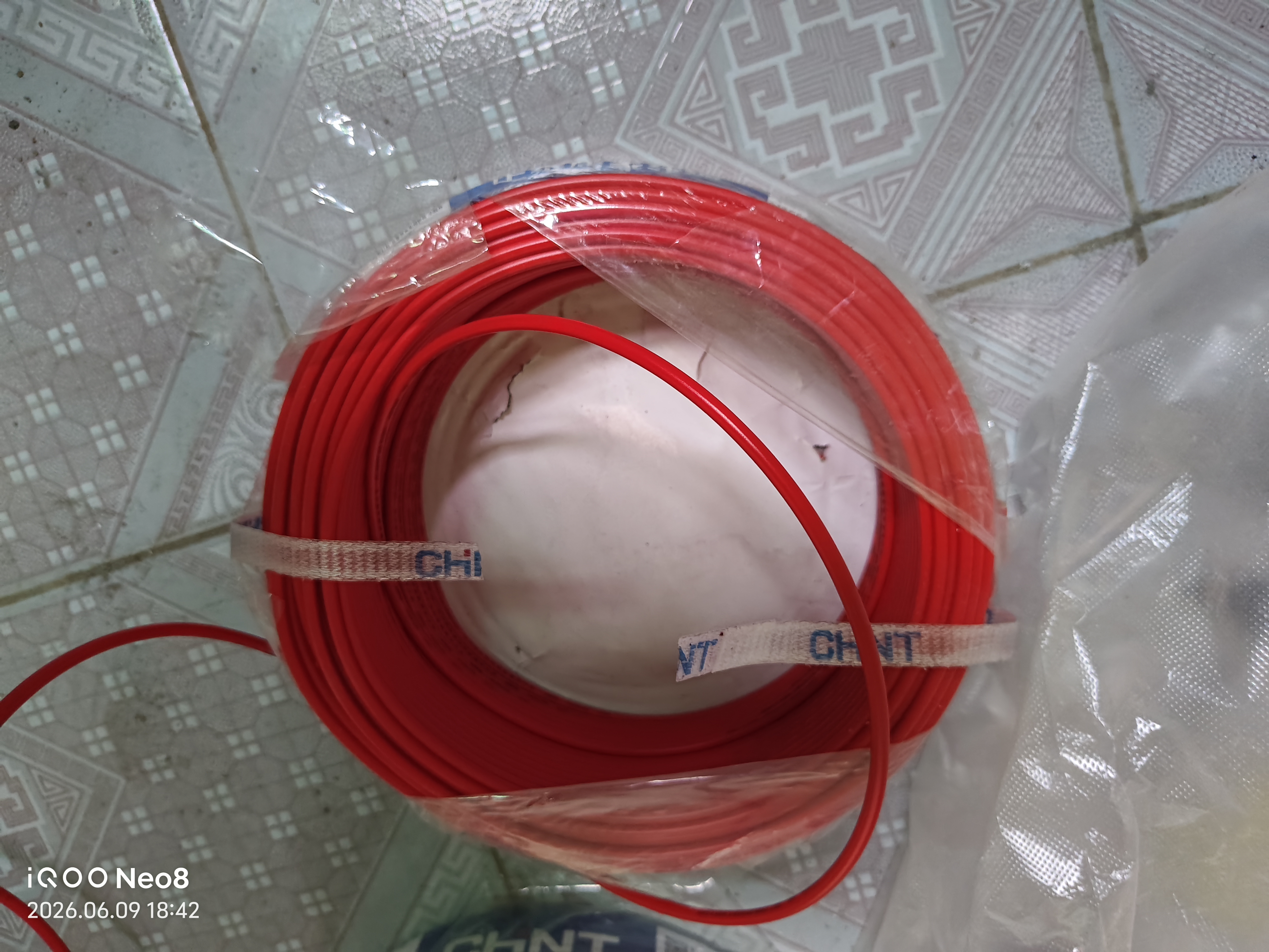 正泰（CHNT） 电线电缆BV1.5/2.5/4/6平方国标家装空调单股铜芯电线铜线电源线 6平方 (红色-火线/100米) 实拍图