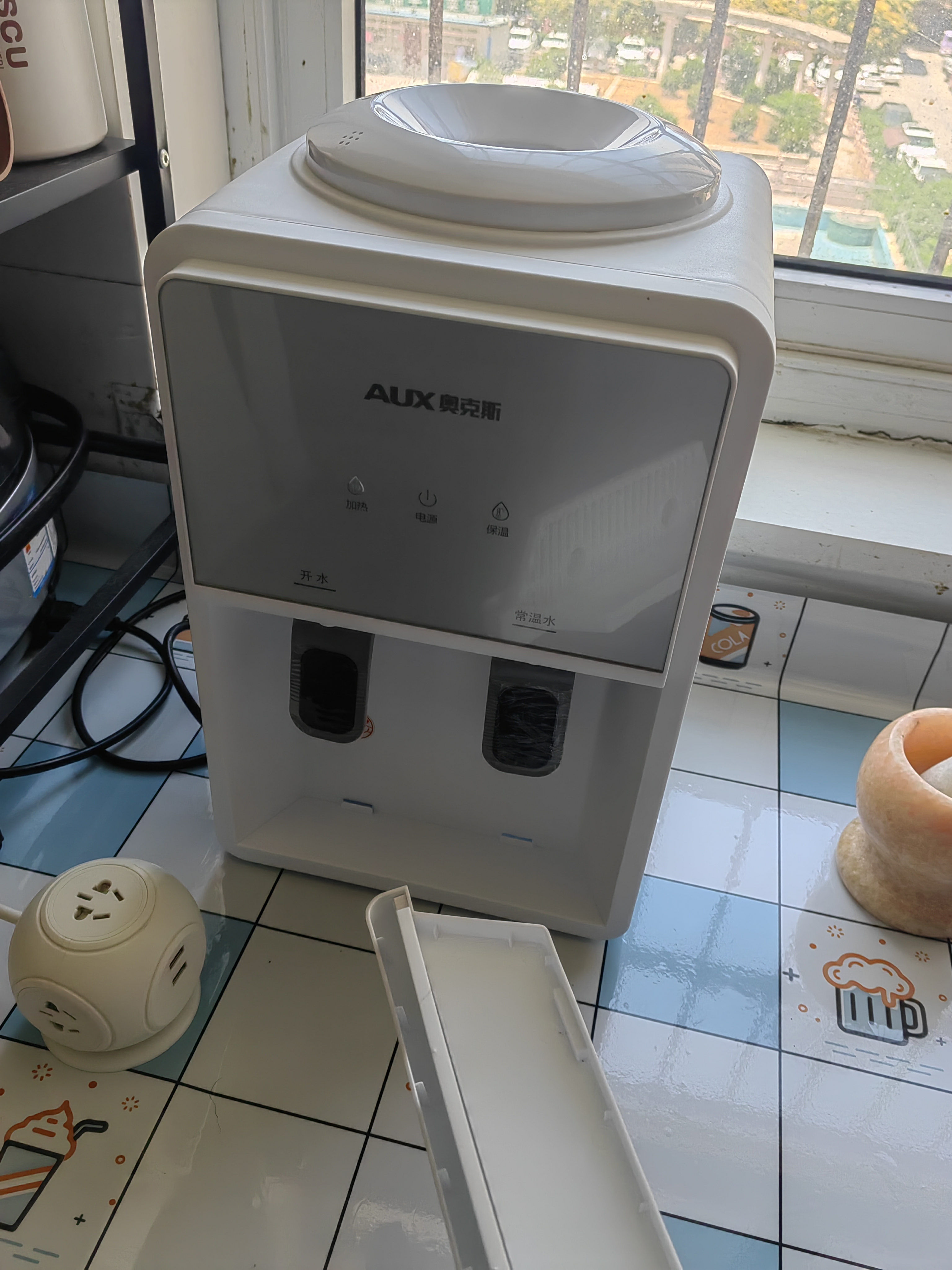 奥克斯（AUX）饮水机茶吧机家用小型台式桌面饮水机宿舍办公室迷你快速加热桶装水饮水器 纯白 制热型 双推杯取水款 实拍图