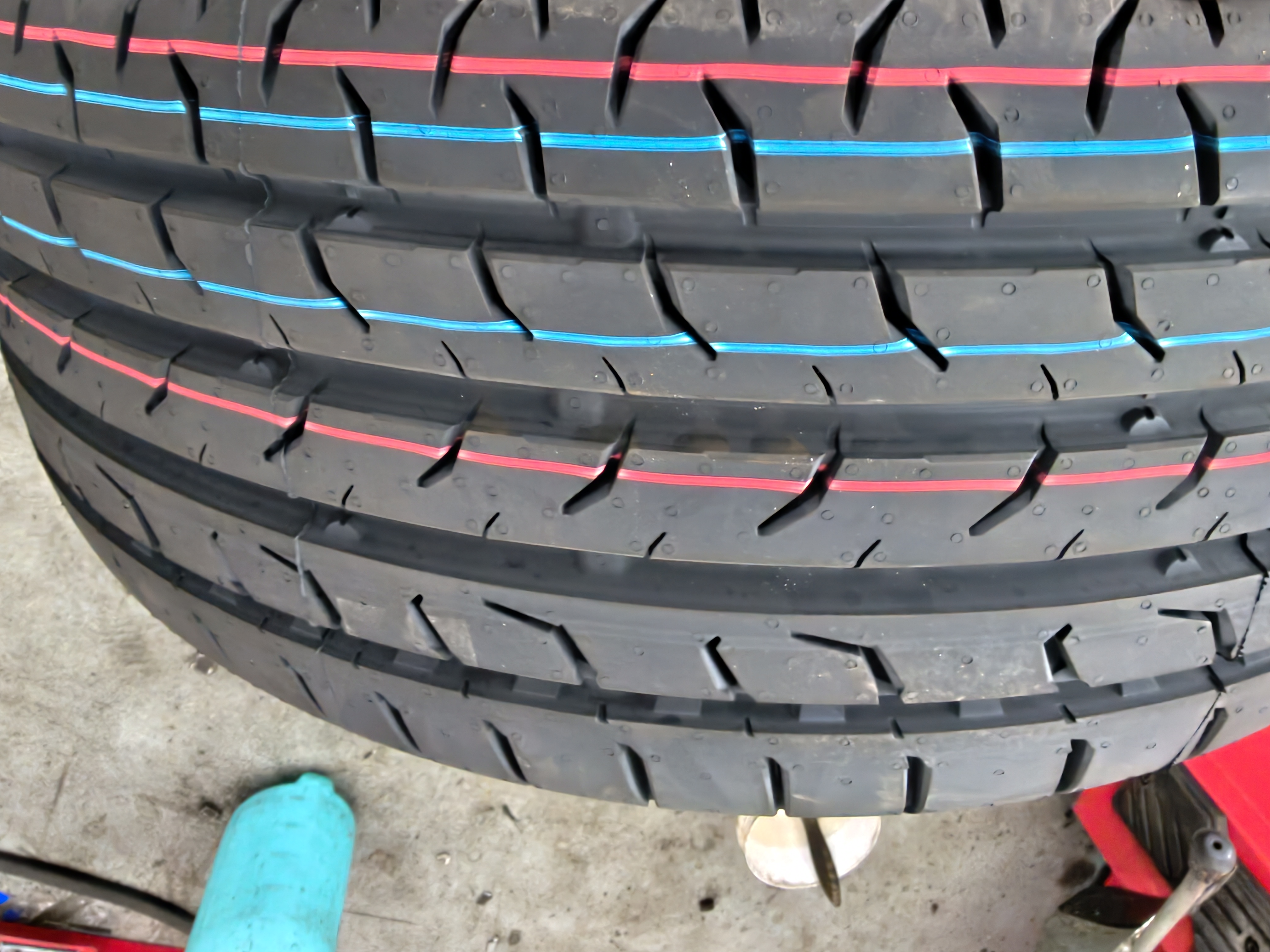 马牌（Continental）汽车轮胎 235/45R18 98V XL FR MC6 原配UNI-V 实拍图