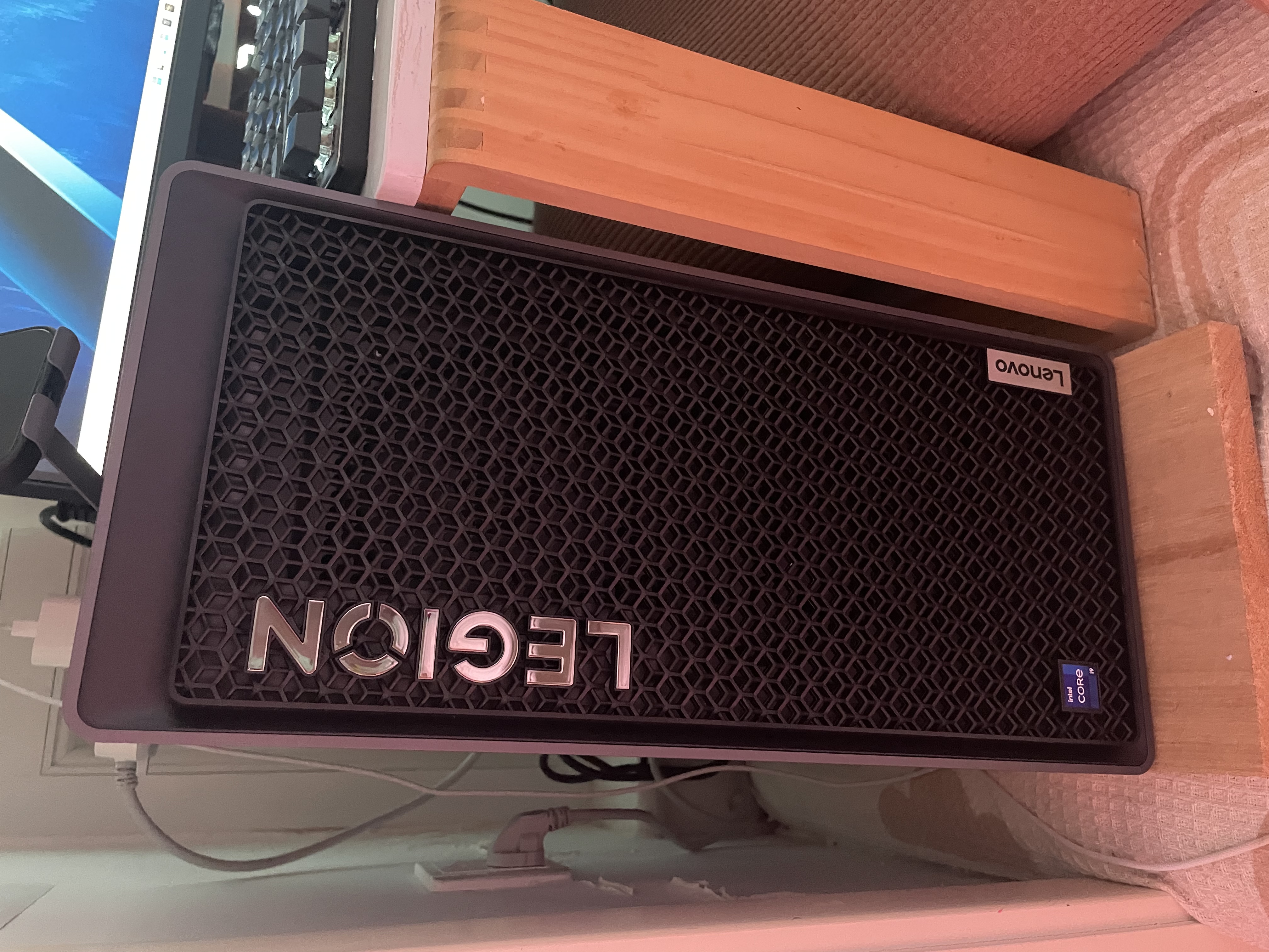联想（Lenovo）联想拯救者刃7000K游戏主机(i9-14900HX RTX5060TI 8GB显卡 32G ) 27英寸240Hz显示器 实拍图