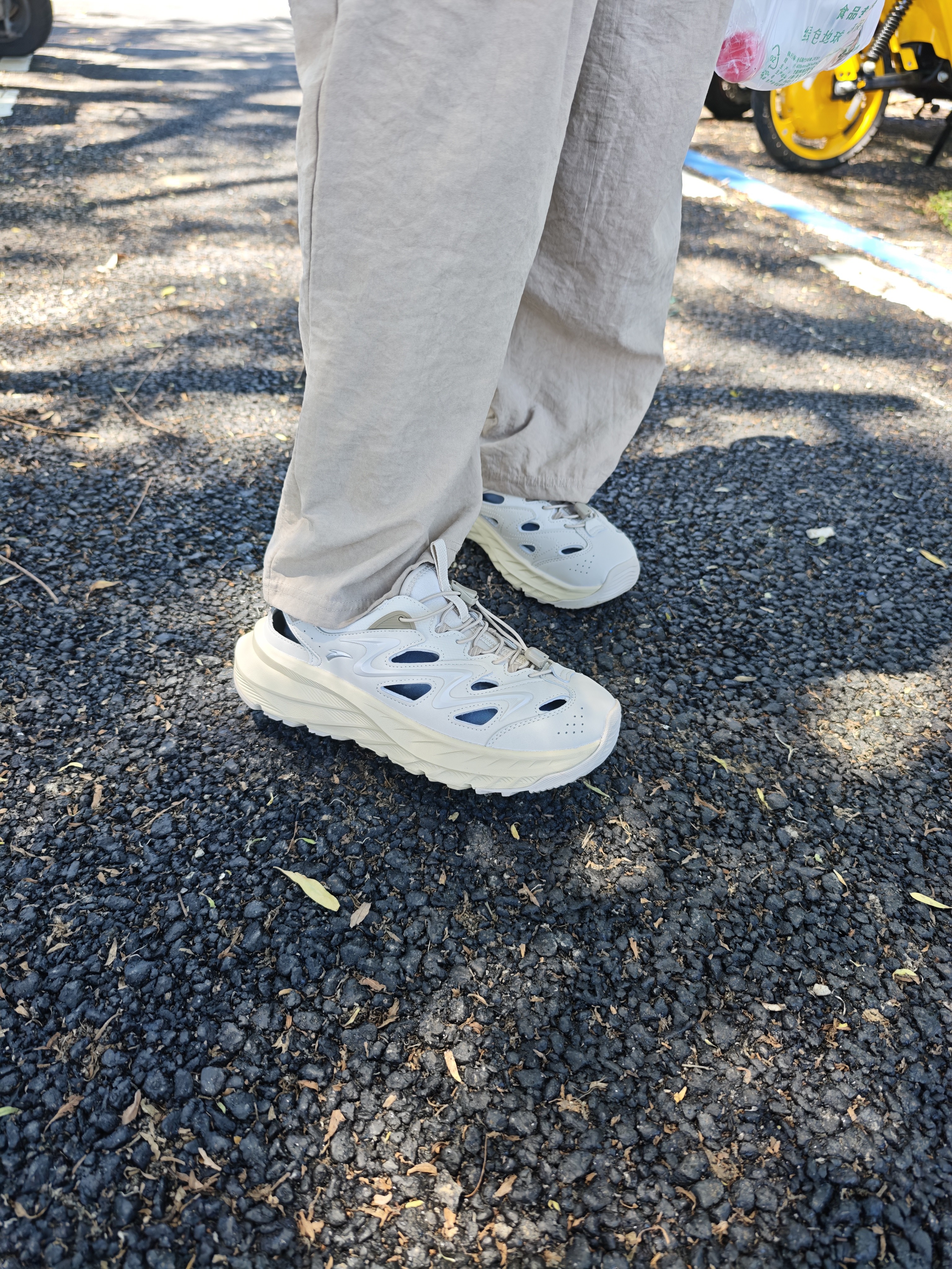 安踏探系列丨探野凉鞋男女防滑运动拖鞋夏季溯溪鞋洞洞鞋软底透气拖鞋 白垩色/夏洛灰-4 (男女款 建议拍大半码) 39 (女8码) 实拍图