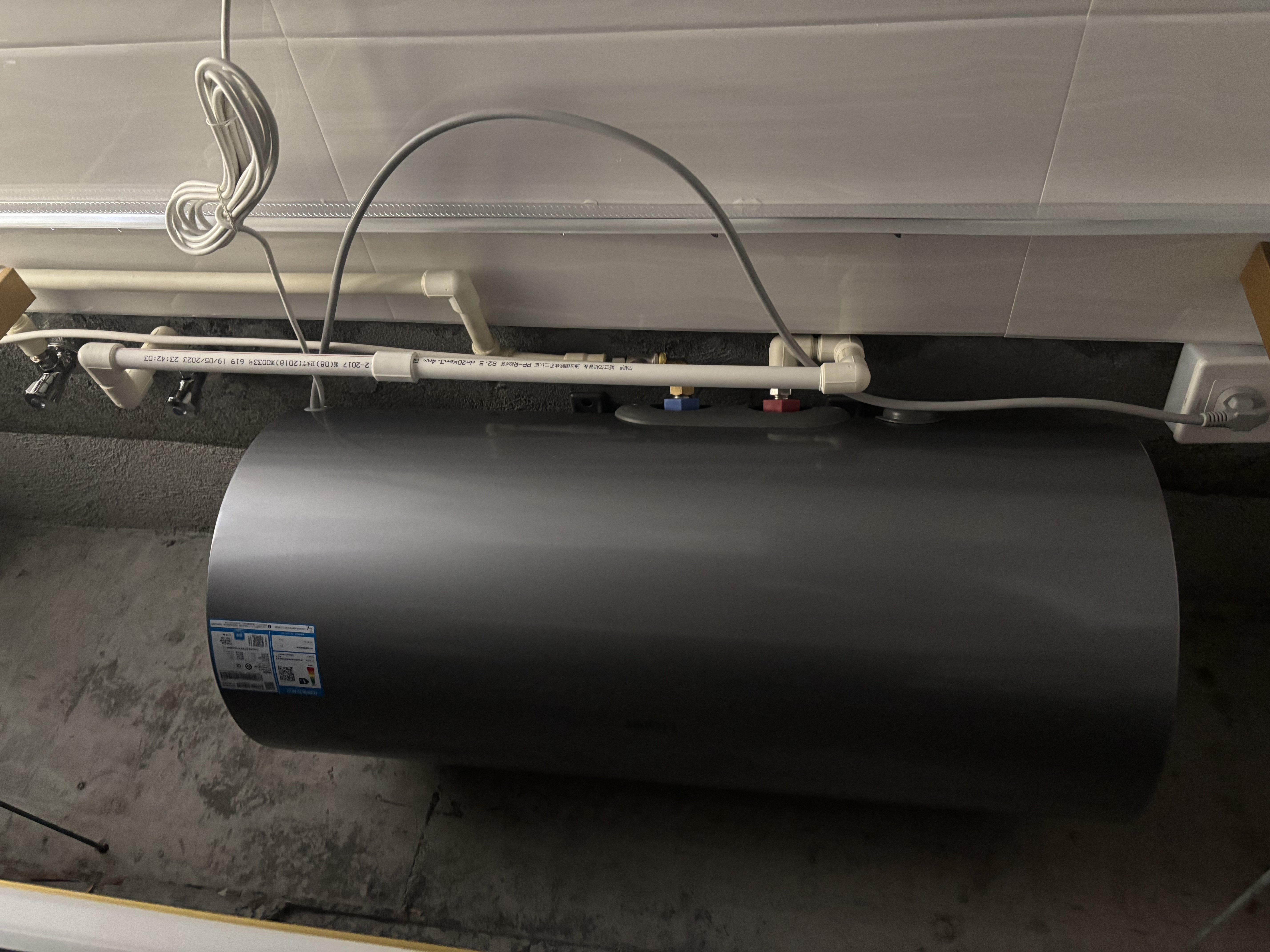海尔电热水器全隐藏式半隐藏吊顶安装3300W一级能效变频免清洗免换镁棒高度370mm线控热水器细长热水器 50升全隐藏WIFI+线控 实拍图