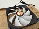 Thermaltake（Tt）暗月 12cm 炫彩 机箱风扇（炫彩灯效/减震设计/黑框白叶/大4pin接口） 实拍图