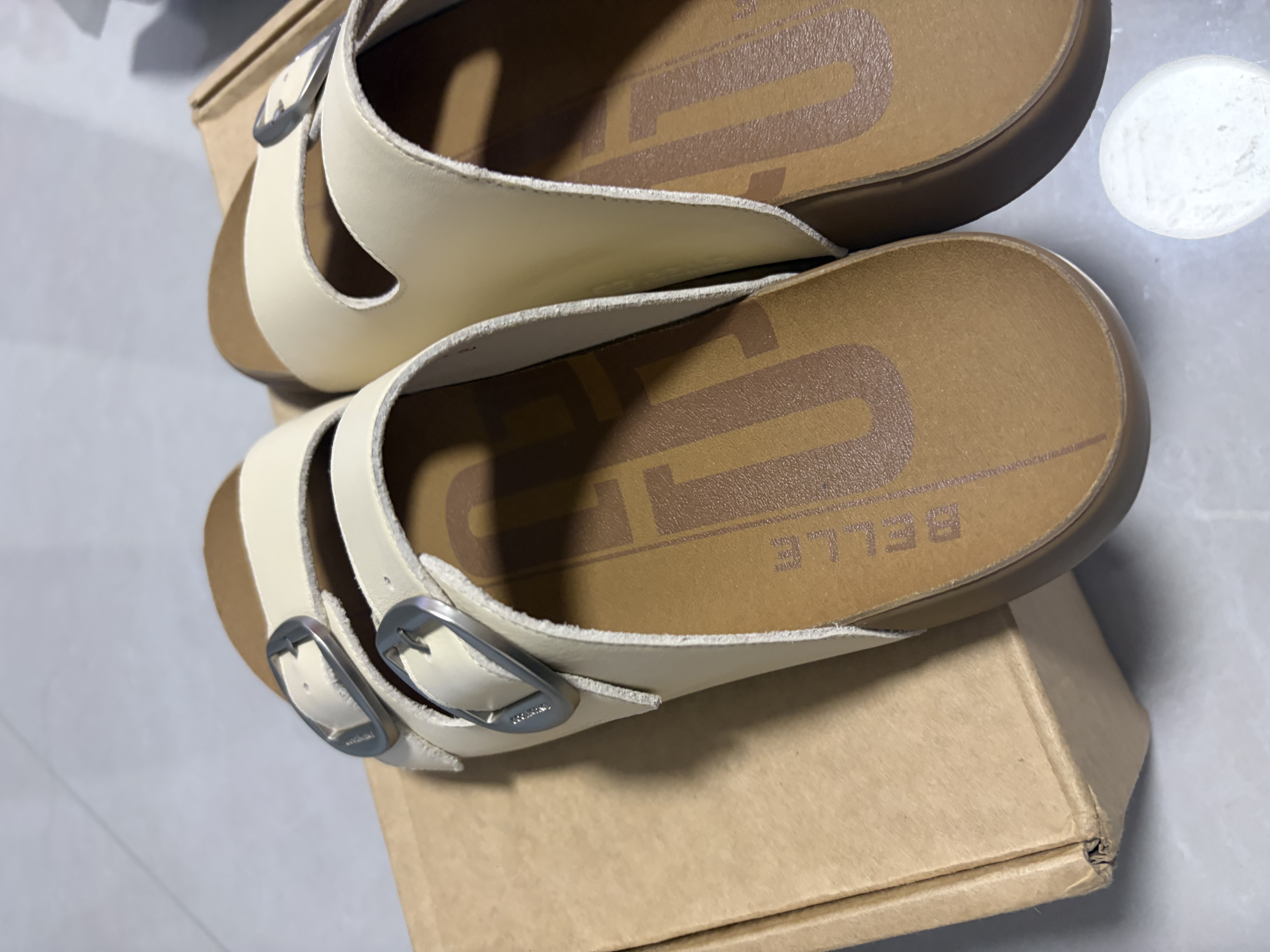 百丽（Belle）张凌赫同款QQ吐司1代升级款勃肯鞋女沙滩拖鞋D6B1D预售 米白色-牛皮 37 (235mm) 实拍图