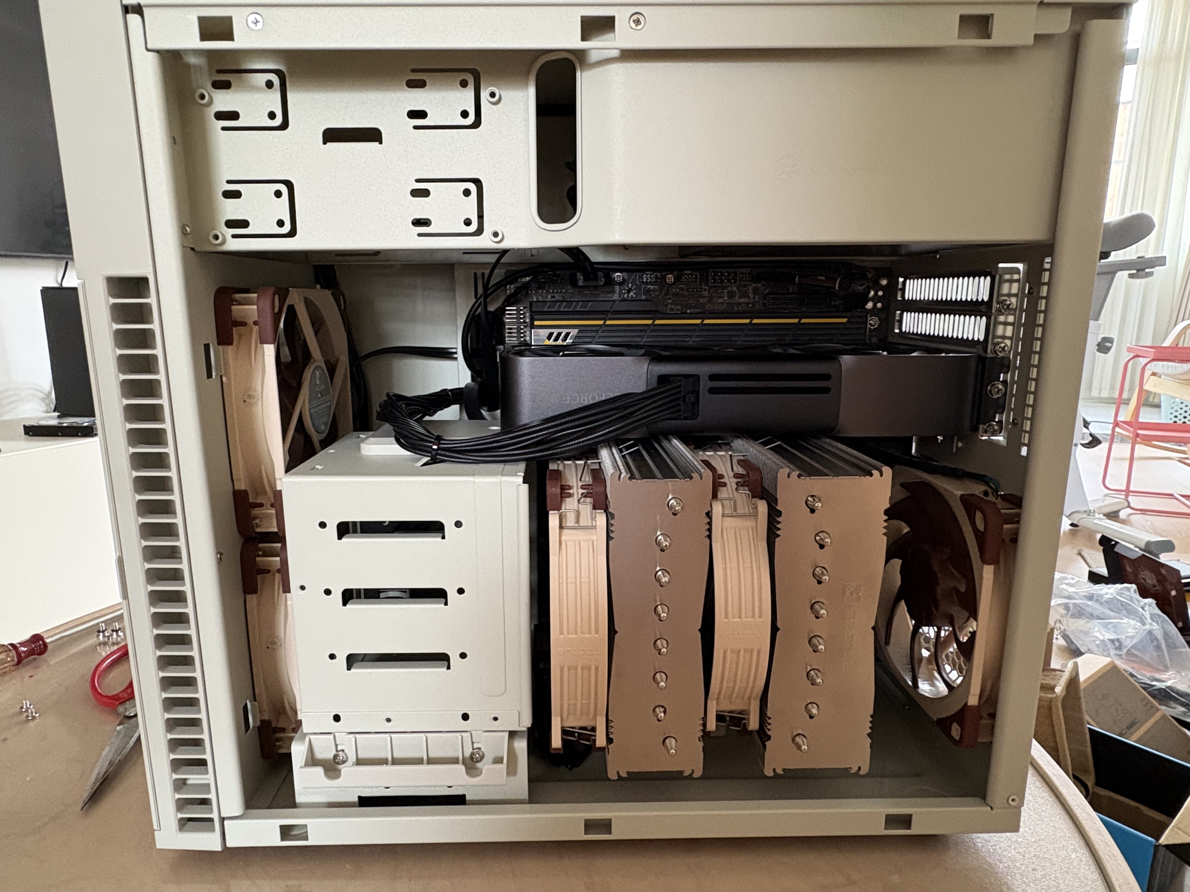 银昕（SilverStone）PS07复刻版MATX机箱 (经典老箱复刻/支持120水冷/Type-C/6个3.5”硬盘空间/PS07W-C) 实拍图