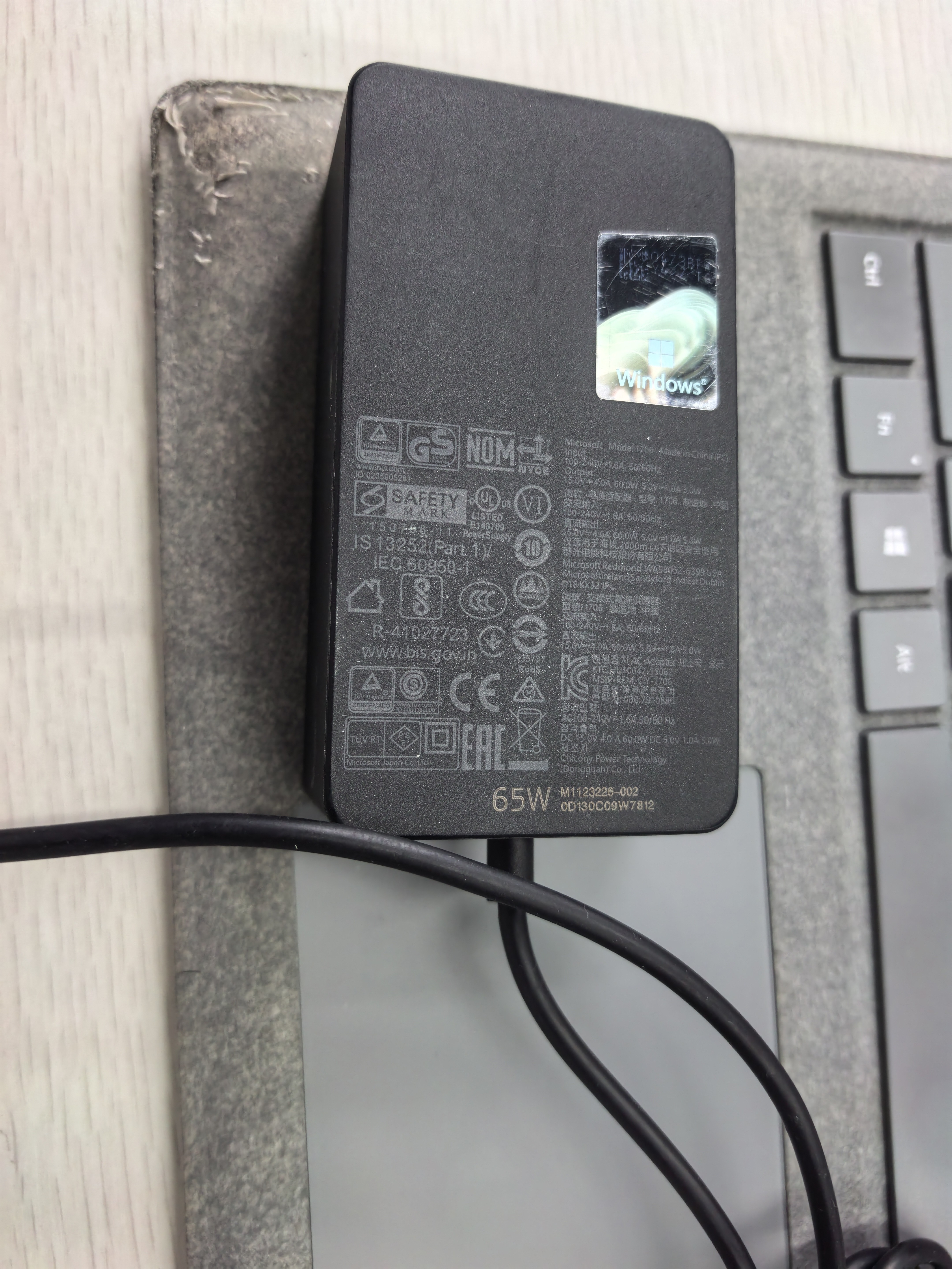 微软（Microsoft）Surface原装充电器 电源 适配器 充电头 电源线 24W 39W 44W 45W 65W 102W 127W 适配Pro11/12/8/9 65W【Pro系列/Lapt 实拍图