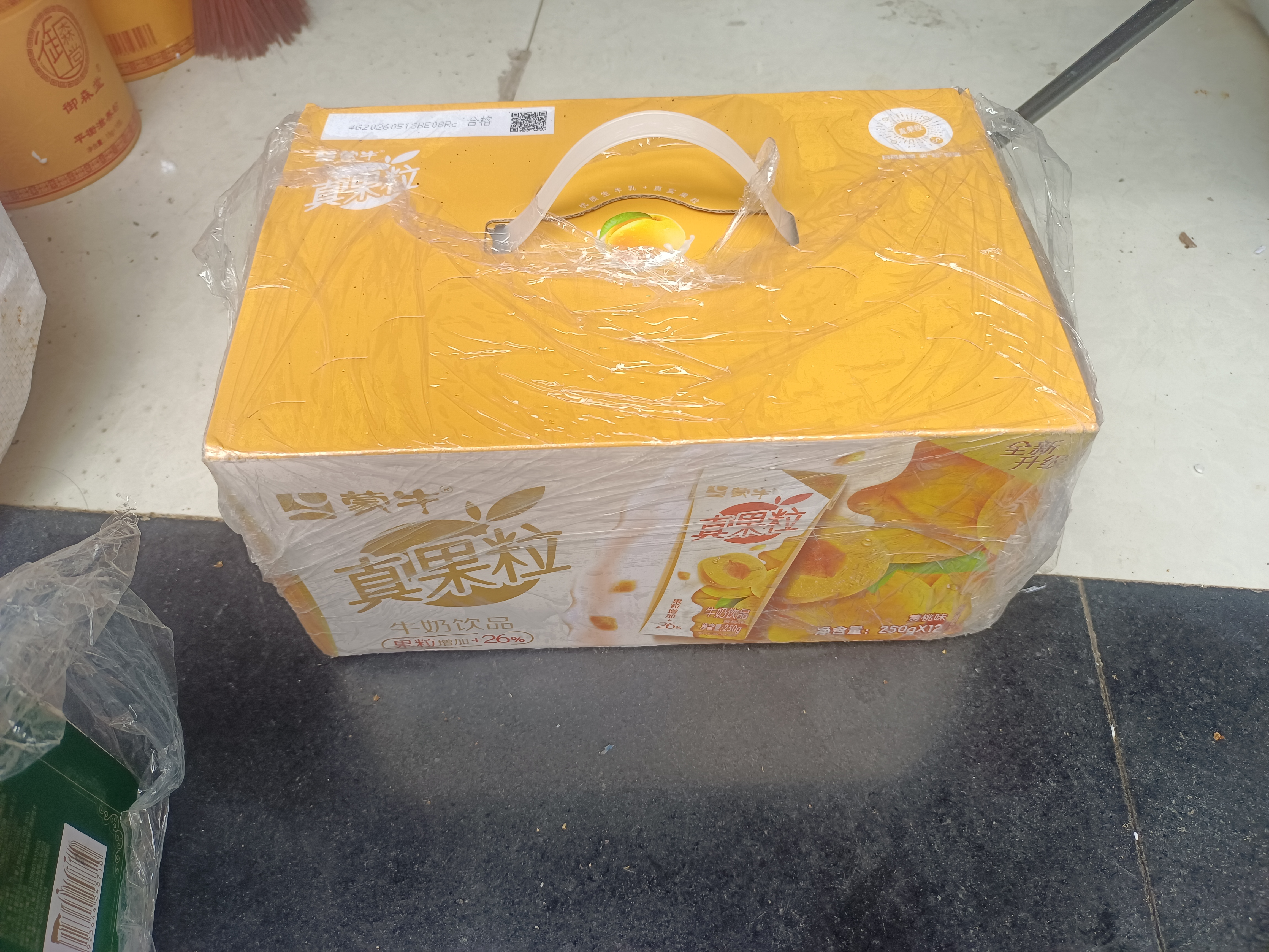 蒙牛真果粒黄桃味牛奶饮品250g*12盒 礼盒新老包装 含乳饮料送礼礼盒 实拍图