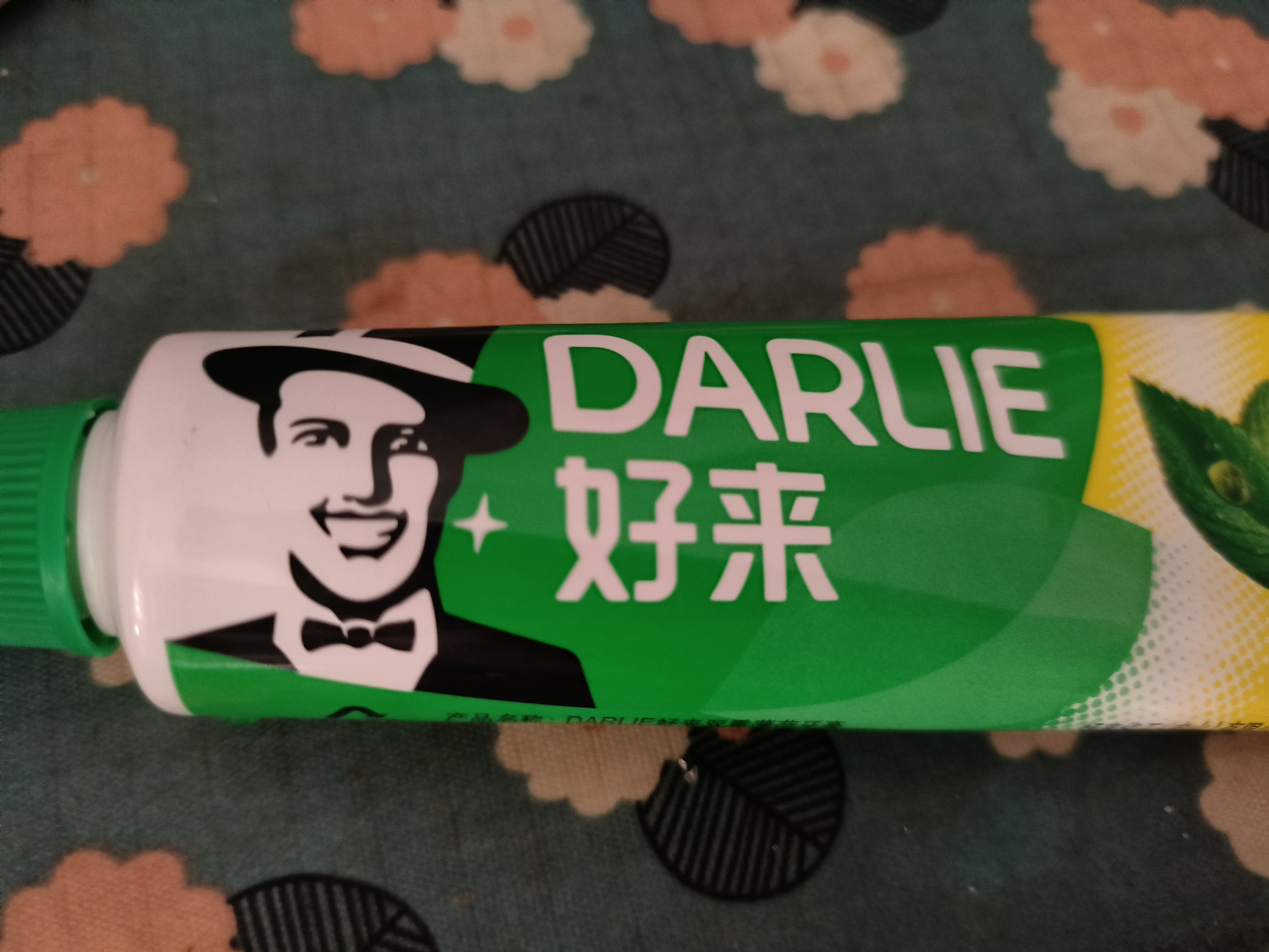 好来（DARLIE）原黑人超白薄荷竹炭牙膏套装清新口气去渍亮白洁净4支共420g 实拍图