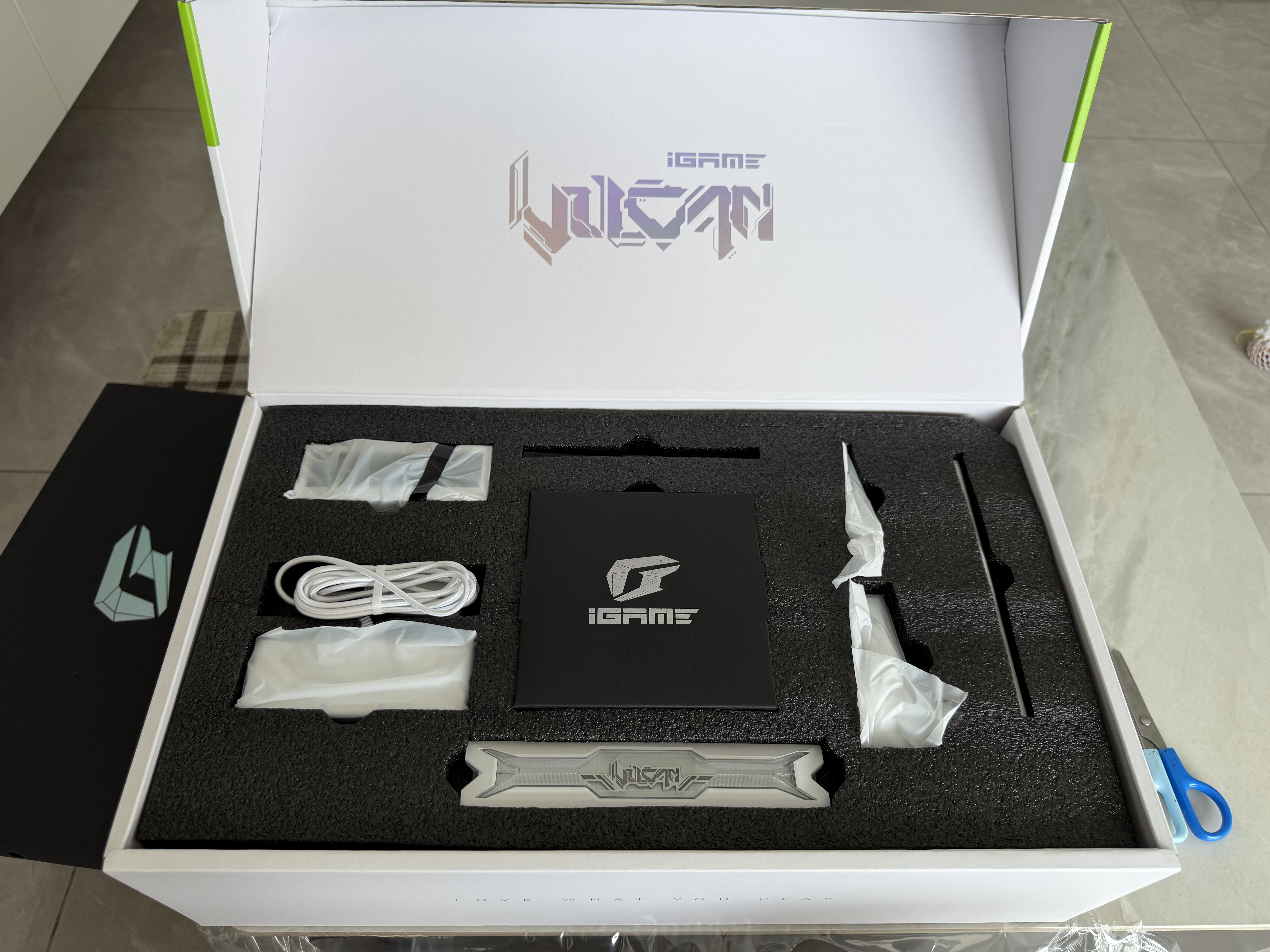七彩虹（Colorful）iGame GeForce RTX 5080 Vulcan W OC 16GB GDDR7 DLSS 4.5 OpenClaw小龙虾电脑显卡 实拍图