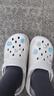 名创优品（MINISO）洞洞鞋男女款EVA夏外穿沙滩凉鞋防滑踩屎感情侣 白色+浅蓝蝶语 实拍图