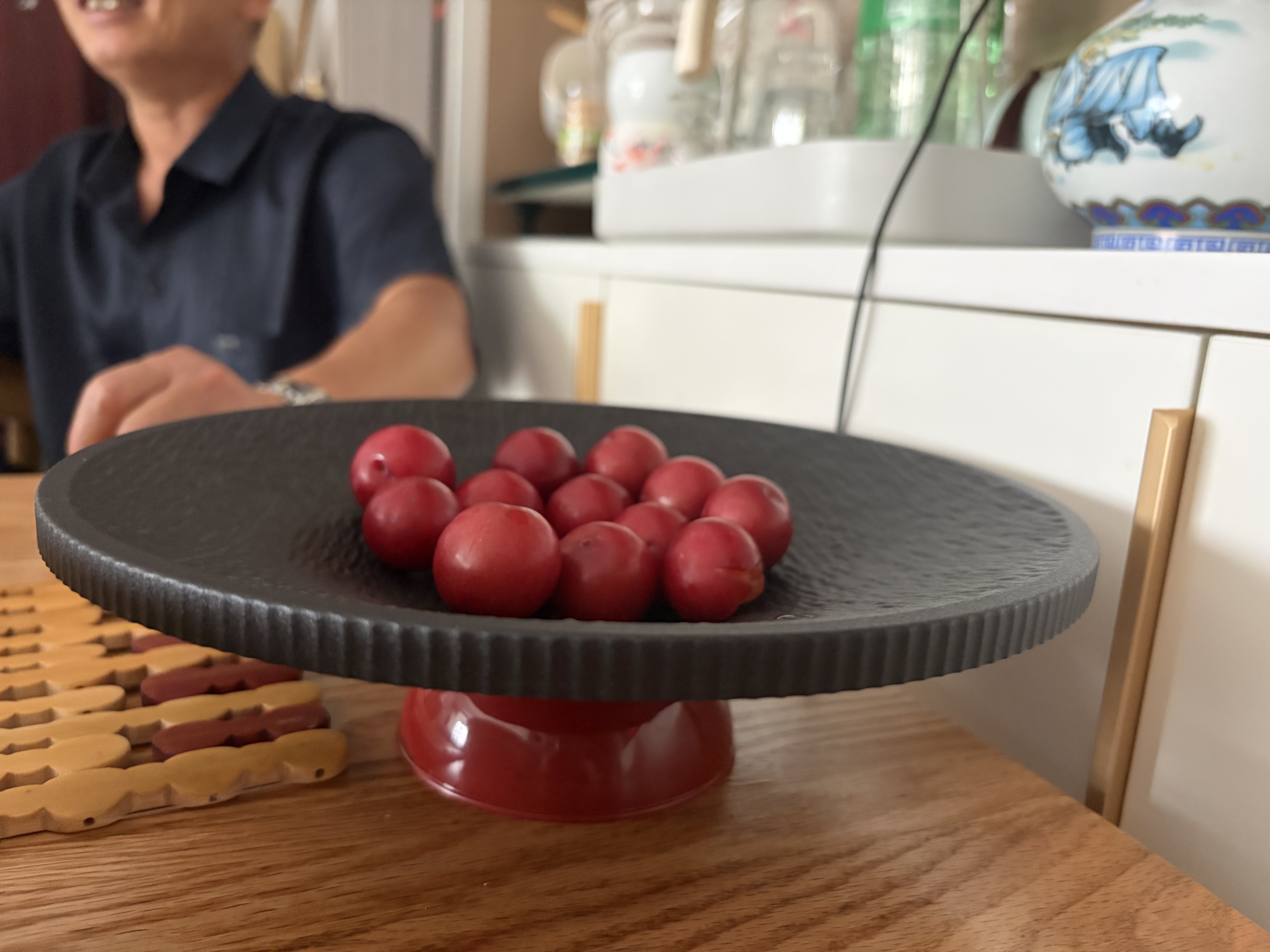 拜杰水果盘零食盘家用果盘客厅干果盘托盘坚果盘圆形沥水盘黑色果盘 实拍图