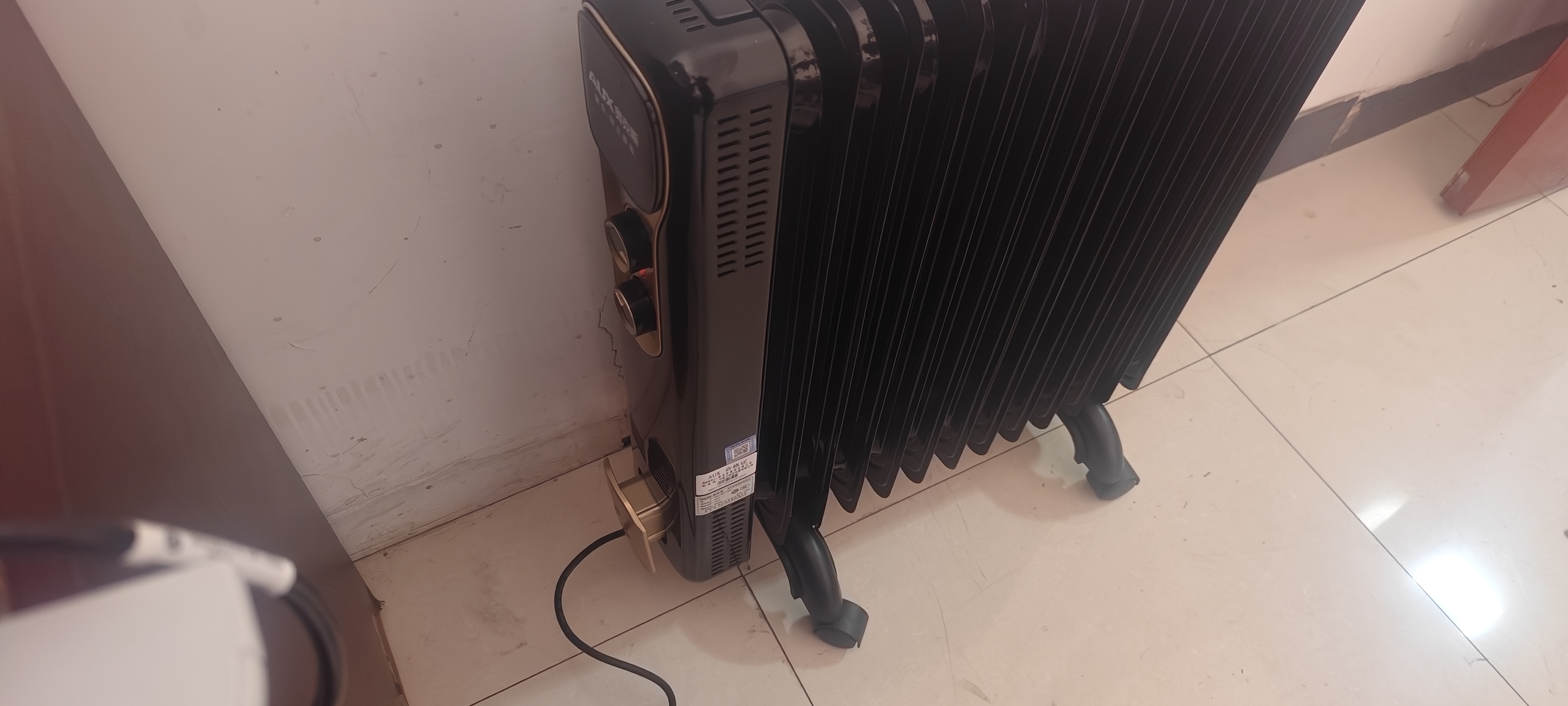 奥克斯（AUX） 奥克斯油汀取暖器电暖风机电暖器电油汀片省电静音节能电暖气家用 13片 机械式 黑+金【适用16-22㎡】 实拍图