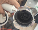 德龙（Delonghi）半自动咖啡机家用小型 意式15Bar泵压冷萃咖啡 软触屏手动奶泡自动停流金属机身 吉拉朵系列 EC890 .W氧气白 即时加热 自动关机 专业蒸汽细杆拉花 实拍图