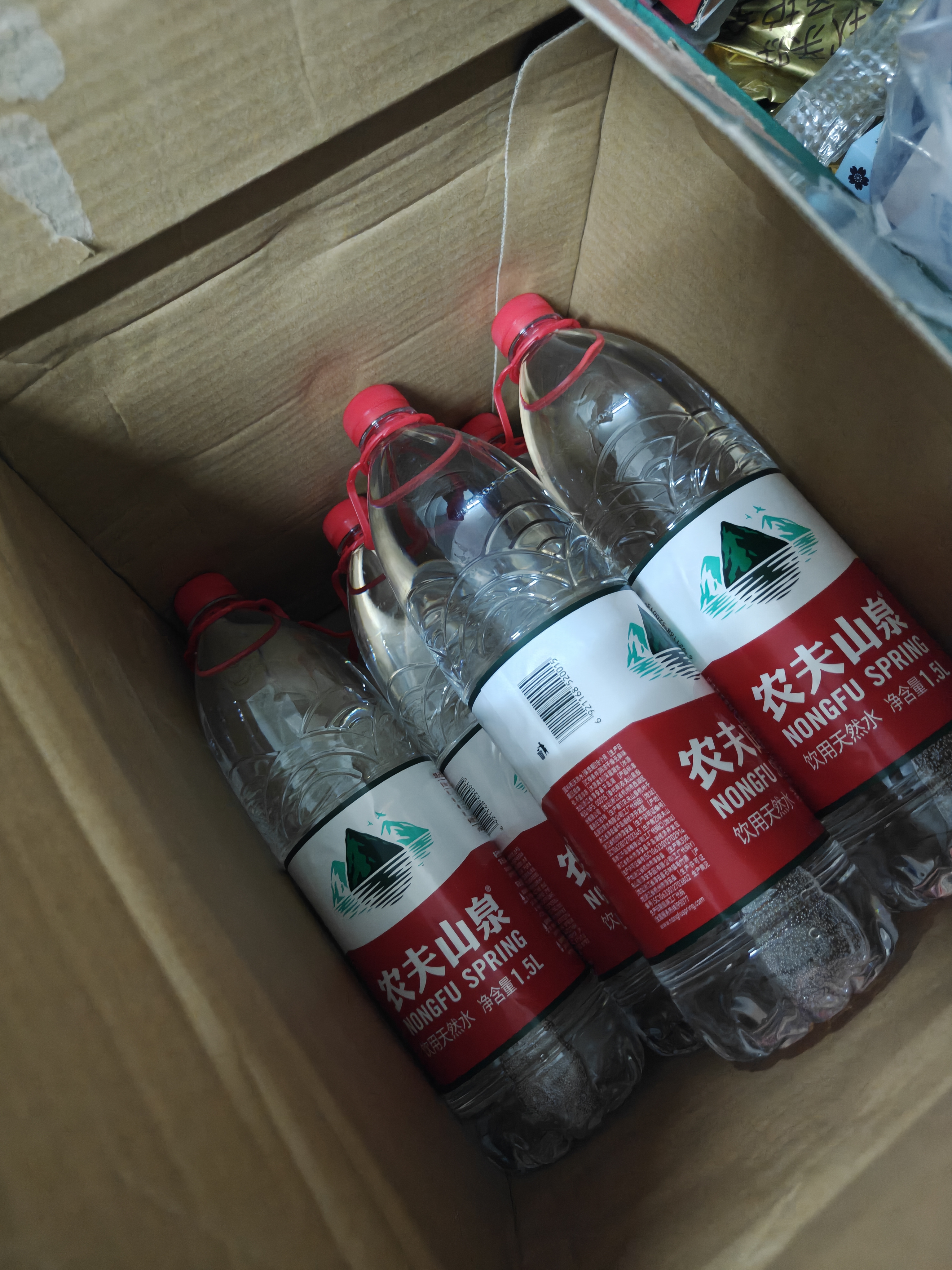 农夫山泉 饮用水 饮用天然水1.5L 1*12瓶  整箱装 塑膜随机发货 实拍图