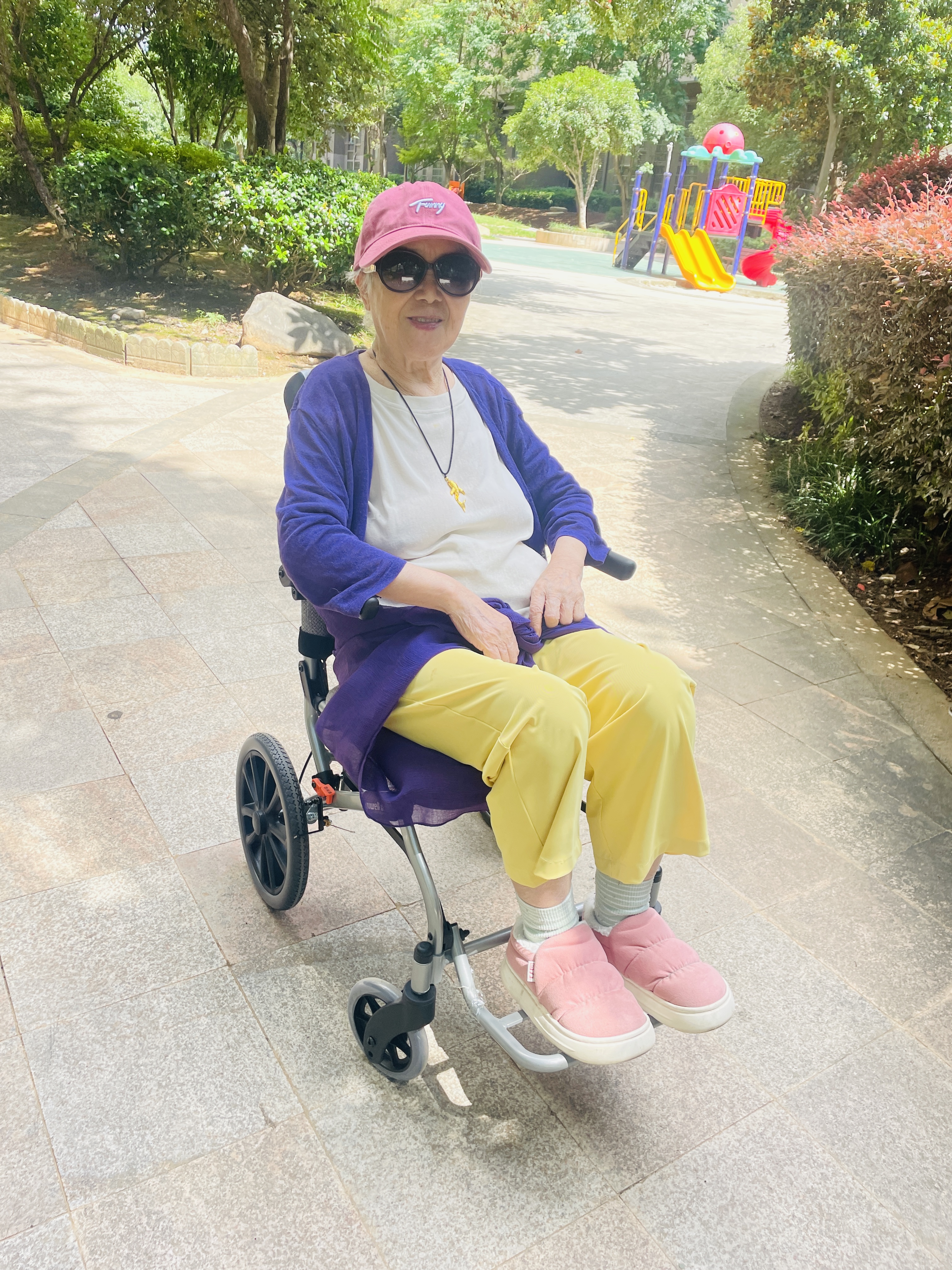 鱼跃（yuwell）手动轮椅车小轮轻便可折叠登机老人专用代步行礼箱式拉杆1100A 实拍图