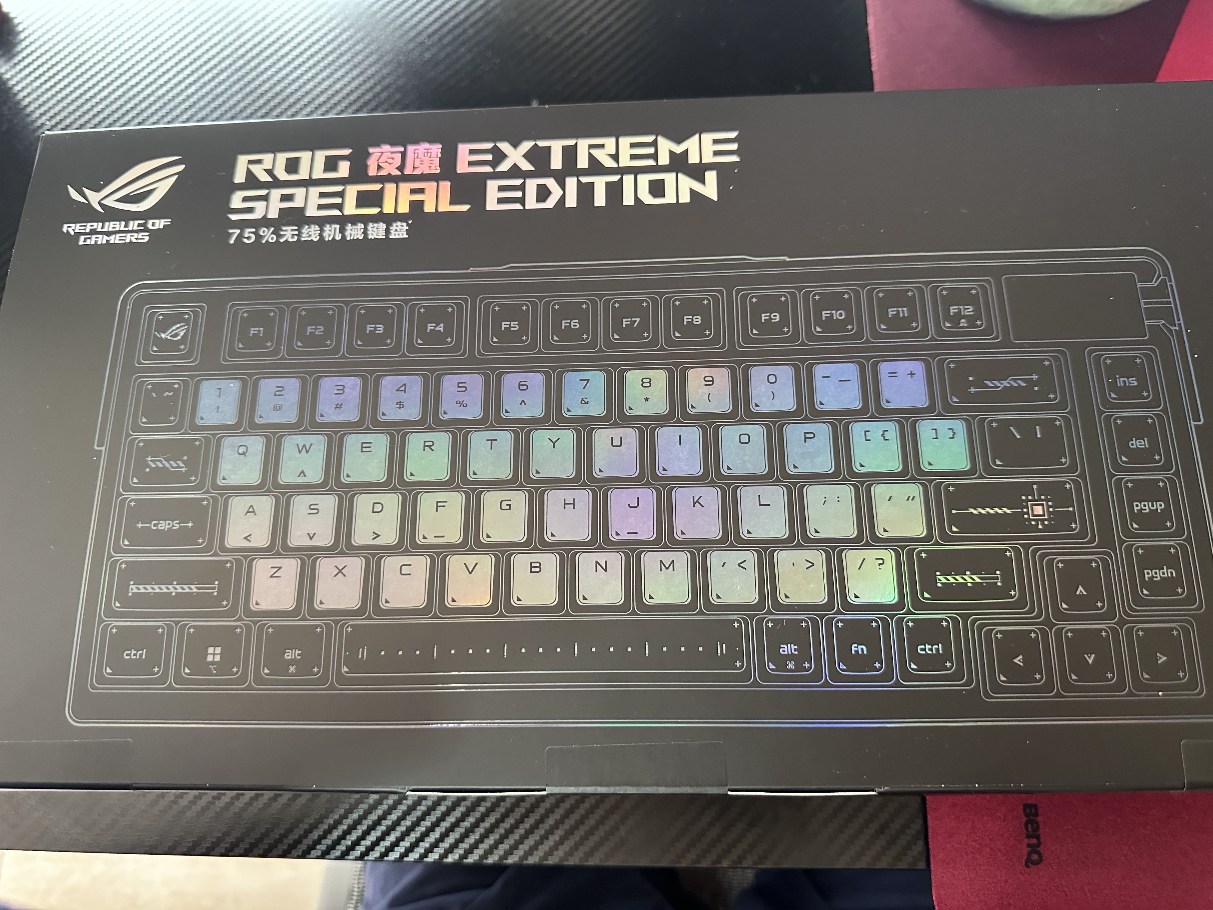 ROG夜魔Extreme 无线三模游戏键盘 75配列 热插拔客制化 可调Gasket结构 全彩OLED 8K回报率机械键盘 夜魔 Extreme SE雪武白轴 实拍图