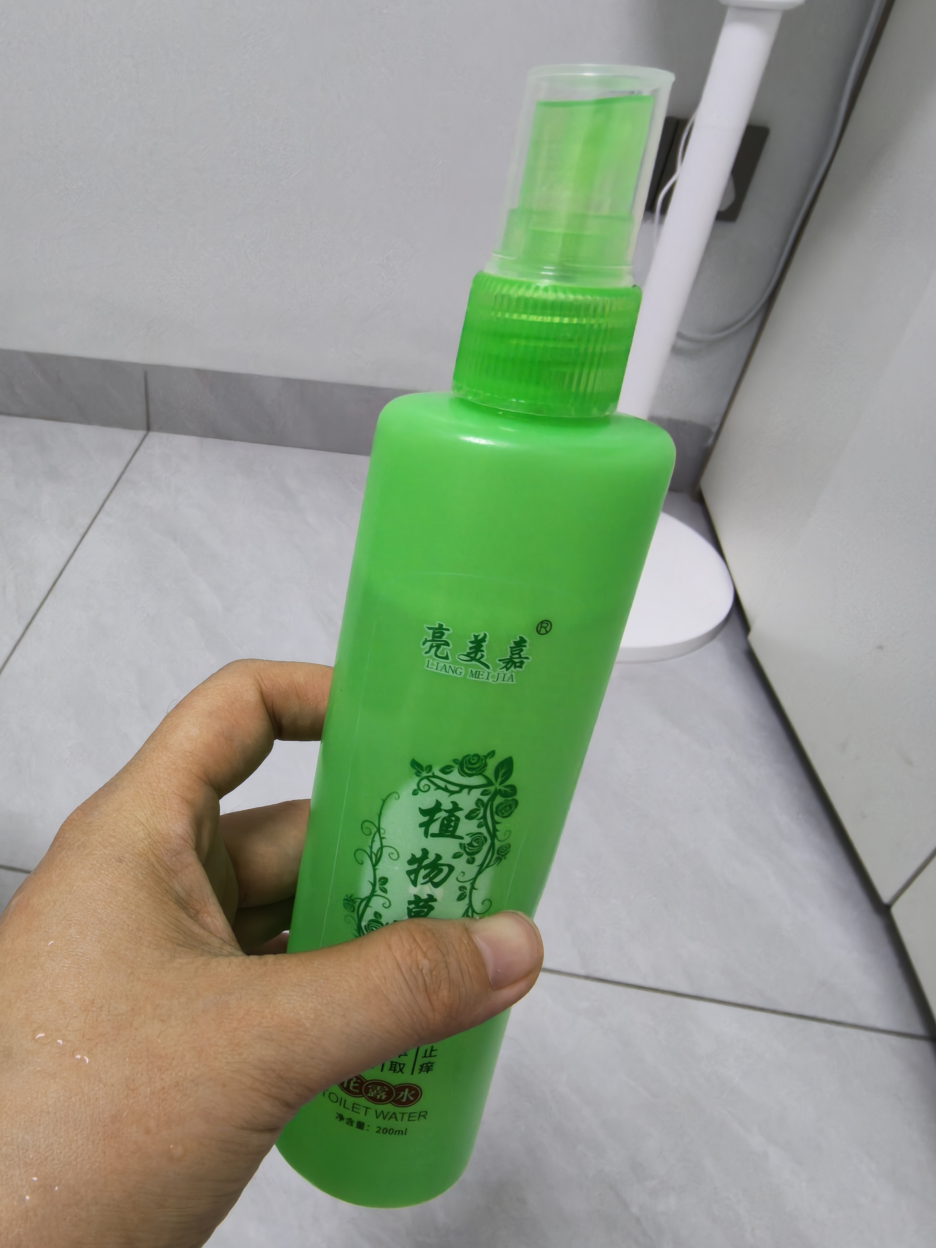 【清凉舒爽】花露水清香型清凉舒爽喷雾植物大瓶200ml走珠止汗露 【艾草】+【植物草本】2瓶装 实拍图