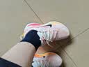 耐克NIKE女子跑步鞋缓震 迈柔VOMERO 18 运动鞋 HM6804-100白橙色38 实拍图