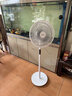 美的（Midea）【飓风节能】七叶柔风立式电风扇/家用轻音落地扇/台式小型风扇/大风力遥控定时摇头风扇 SAH35BSJ 实拍图