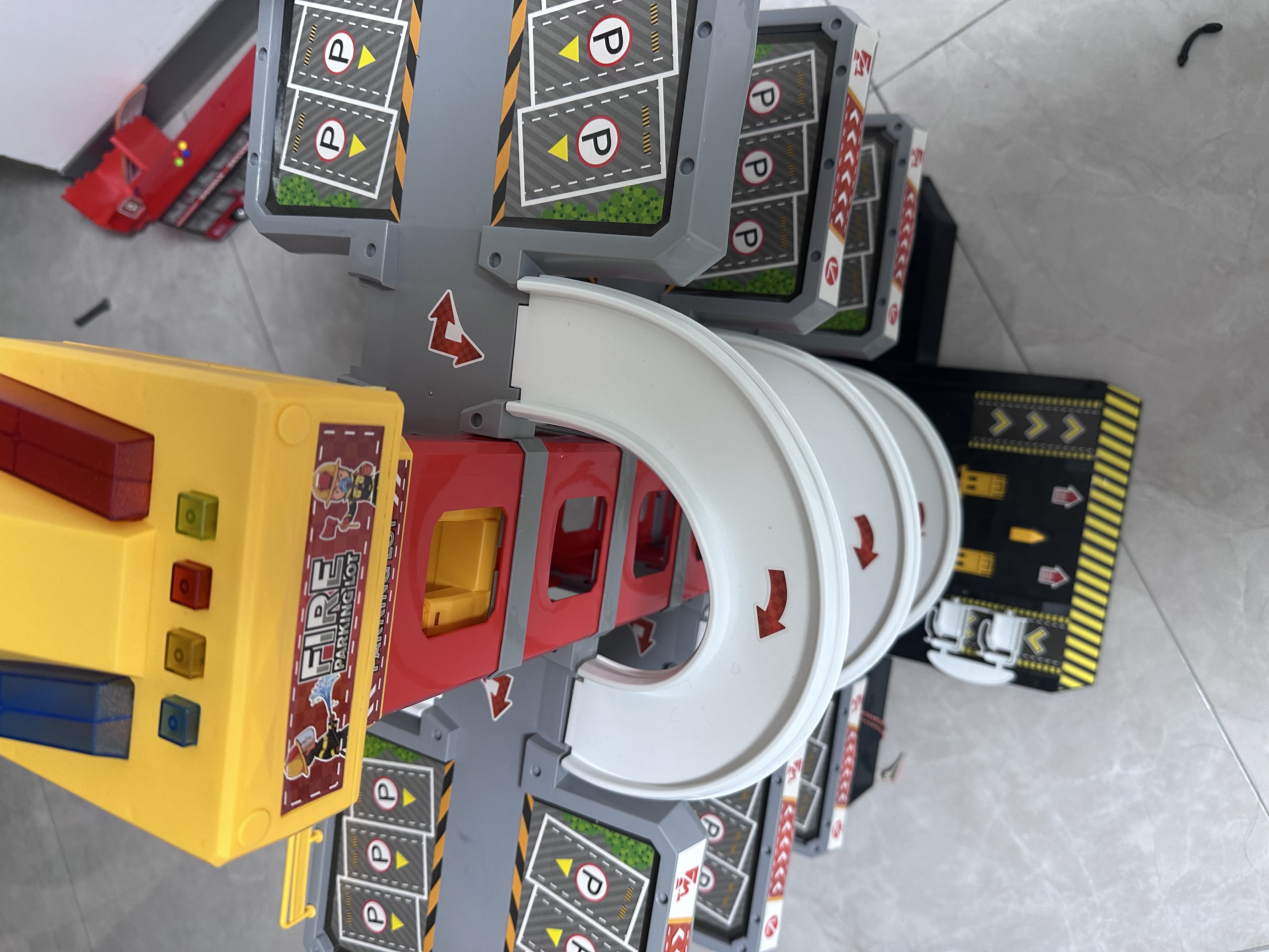 Holy STONE儿童玩具3-6岁停车大楼玩具车库轨道车合金汽车玩具男孩生日礼物 7层消防车停车大楼【礼盒充电版】16车+飞机 益智玩具1-2-4-5-7-10岁开发智力新款2026火最的玩具 实拍图
