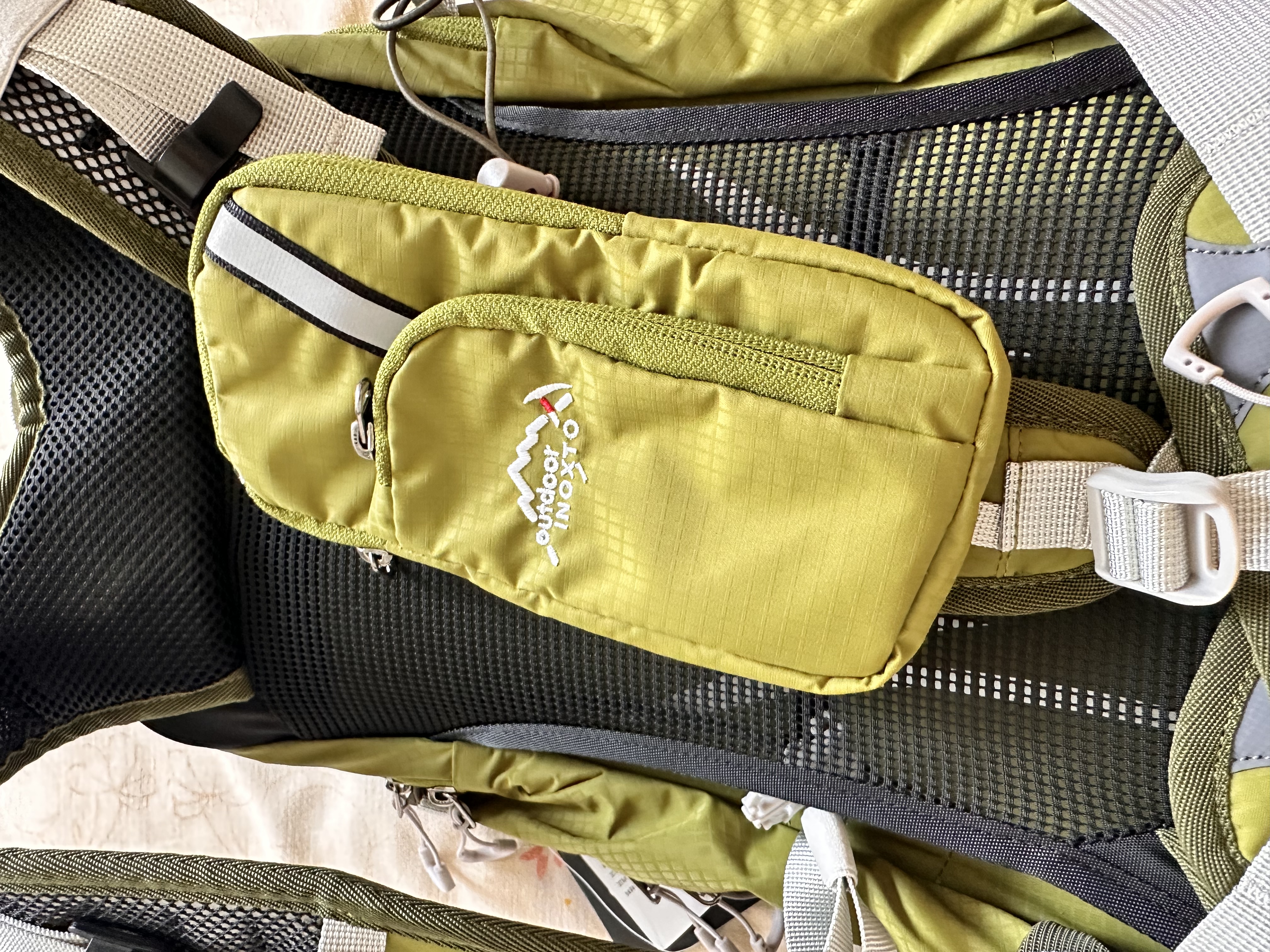 鹰图（INOXTO）骑行徒步包【骑遇】20L 透气减负 山地通勤登山包旅行户外双肩包 灰色 背包+防雨罩 实拍图