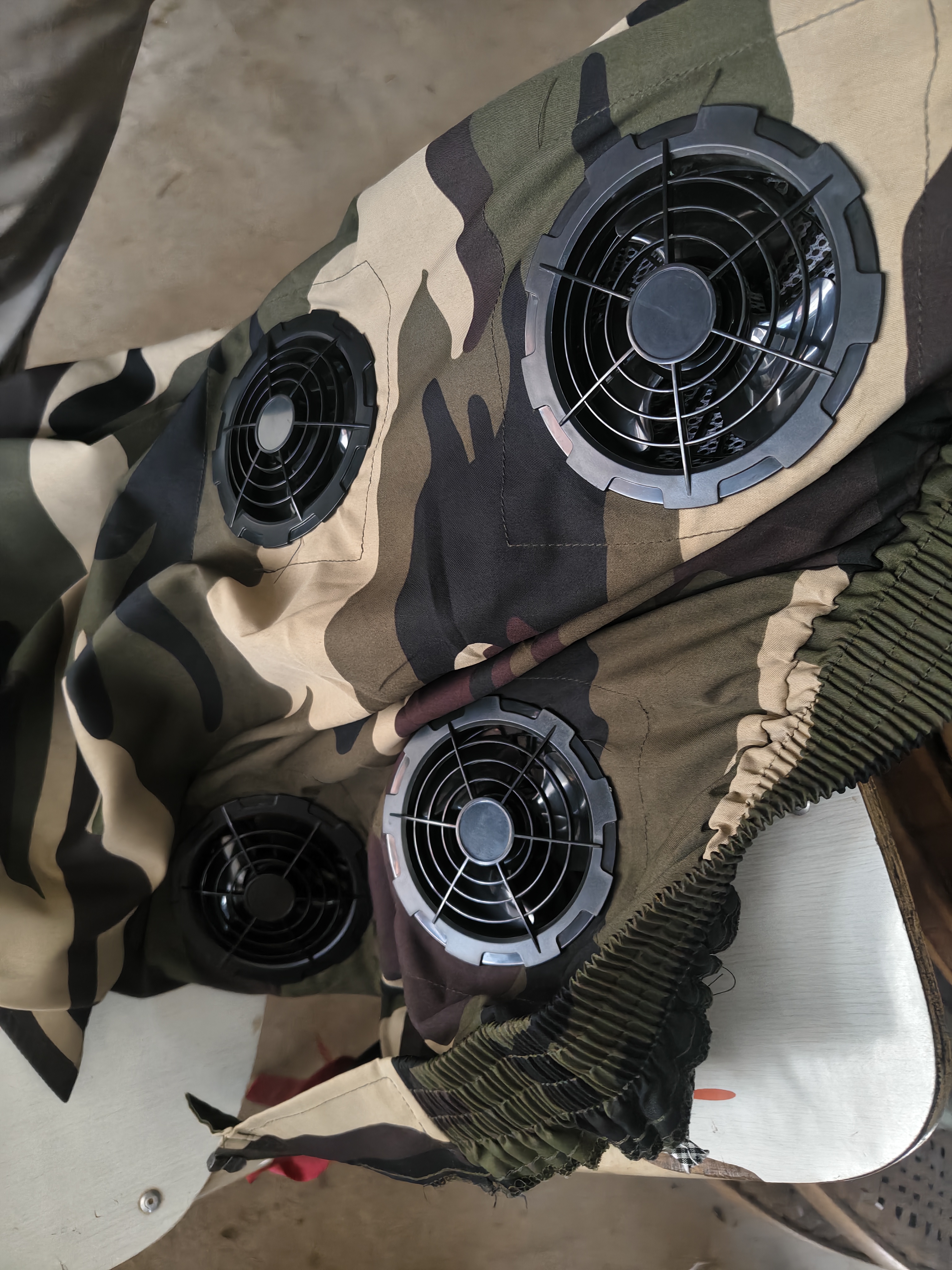 维曼芬夏季降温空调服带风扇的衣服户外防暑充电制冷劳保工人工地工作服 迷彩2件+4风扇36V+2个电池【国标3C认证】 2XL 推荐145-160斤 实拍图