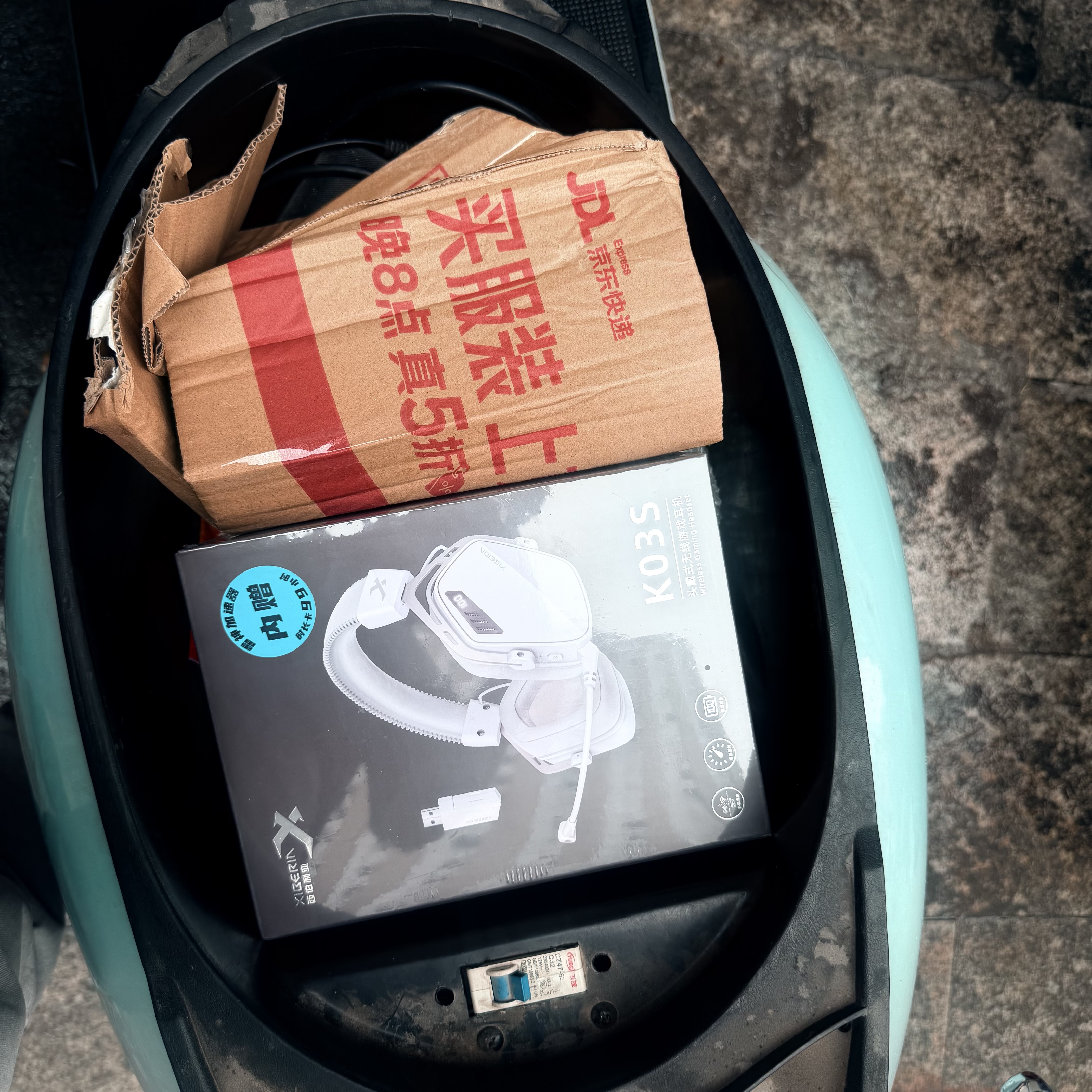 西伯利亚（XIBERIA）K03S【左梓轩小叮当推荐】游戏电竞耳机头戴式无线/有线四模2.4G电脑耳麦7.1空间音频fps听声辨位 K03S 冰川白【实时电量智显+边冲边玩】 实拍图