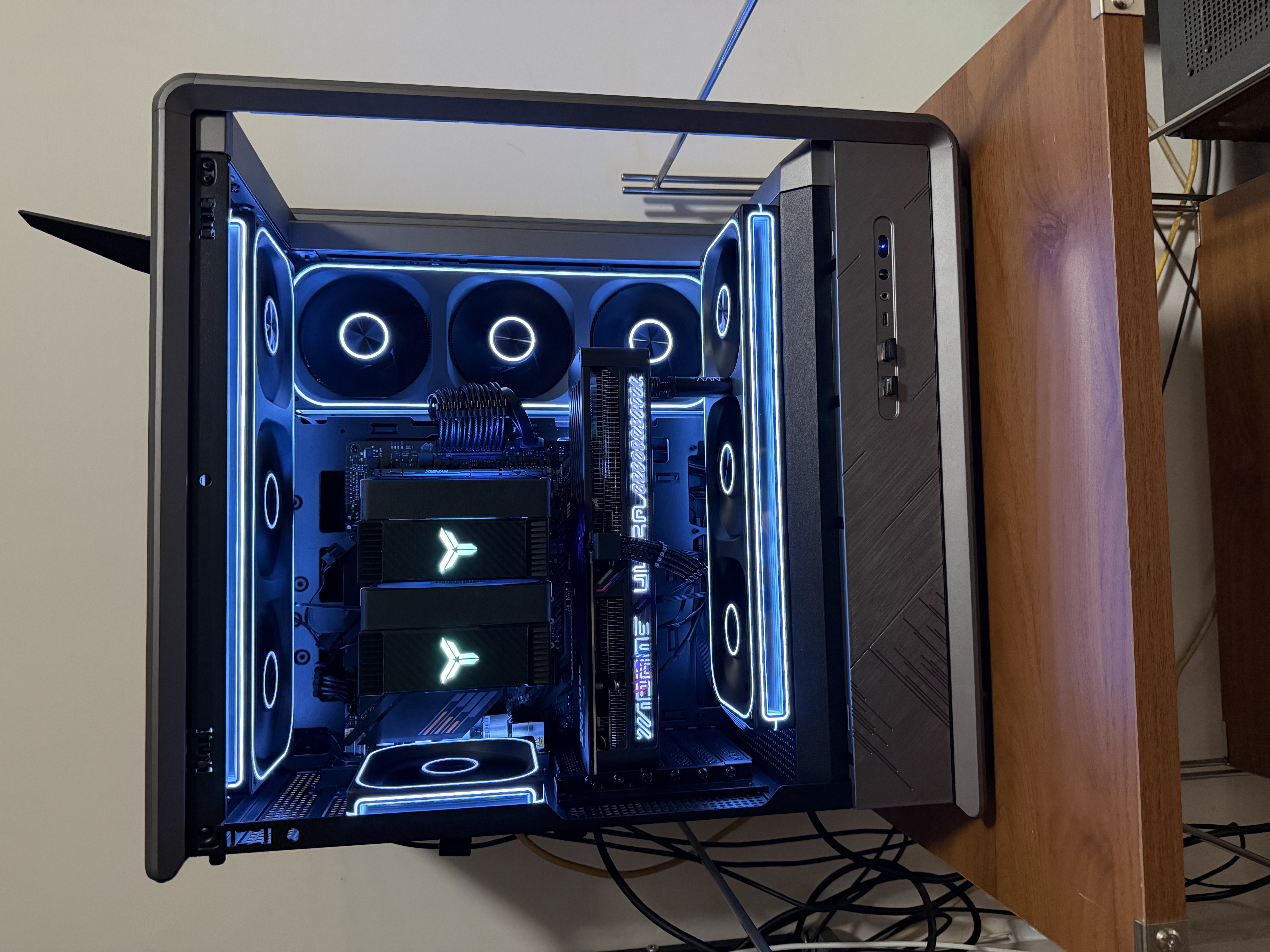 七彩虹（Colorful）iGame GeForce RTX 5060 Ti Ultra OC 8GB   GDDR7 DLSS 4.5 电竞光追游戏设计电脑显卡 实拍图