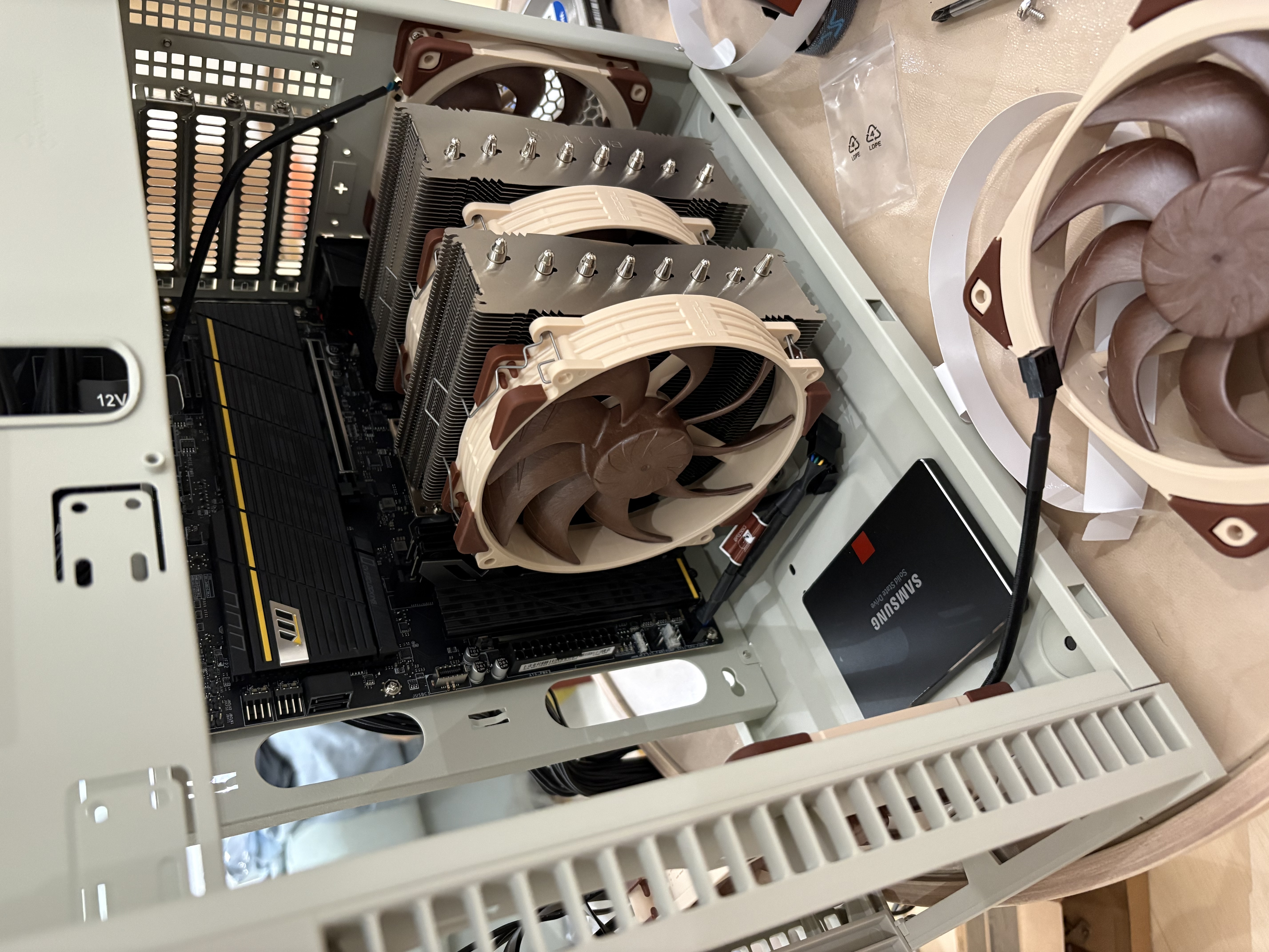 银昕（SilverStone）PS07复刻版MATX机箱 (经典老箱复刻/支持120水冷/Type-C/6个3.5”硬盘空间/PS07W-C) 实拍图