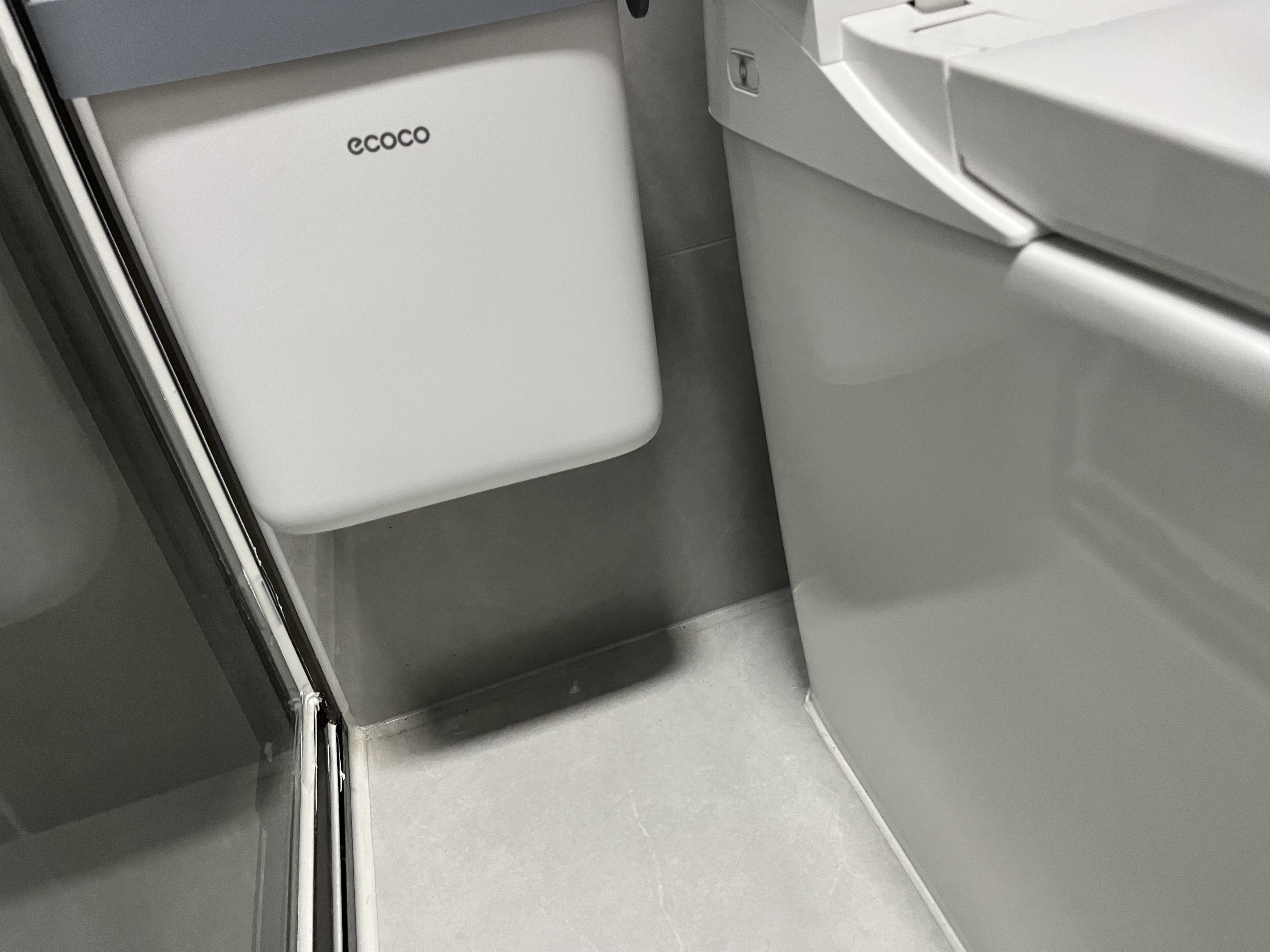 ecoco卫生间壁挂桶7L家用浴室厕所桶厨房壁挂式垃圾桶卫生桶E24220白 实拍图
