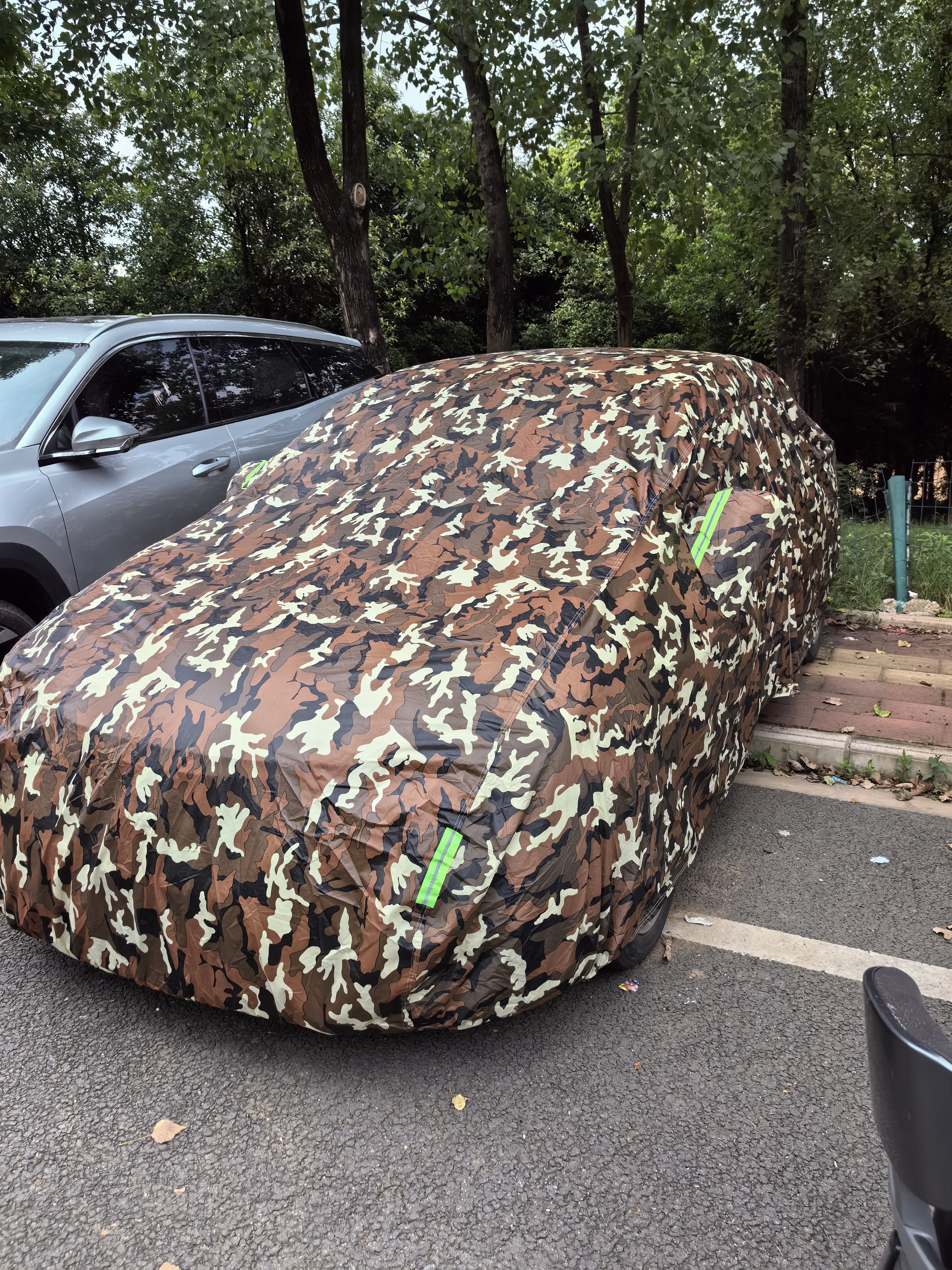 展志天华 汽车车衣全车罩防晒隔热防雨水防霜雪加厚汽车罩套四季通用 升级加厚短反光条【迷彩绿】 支持99%车型定制 实拍图