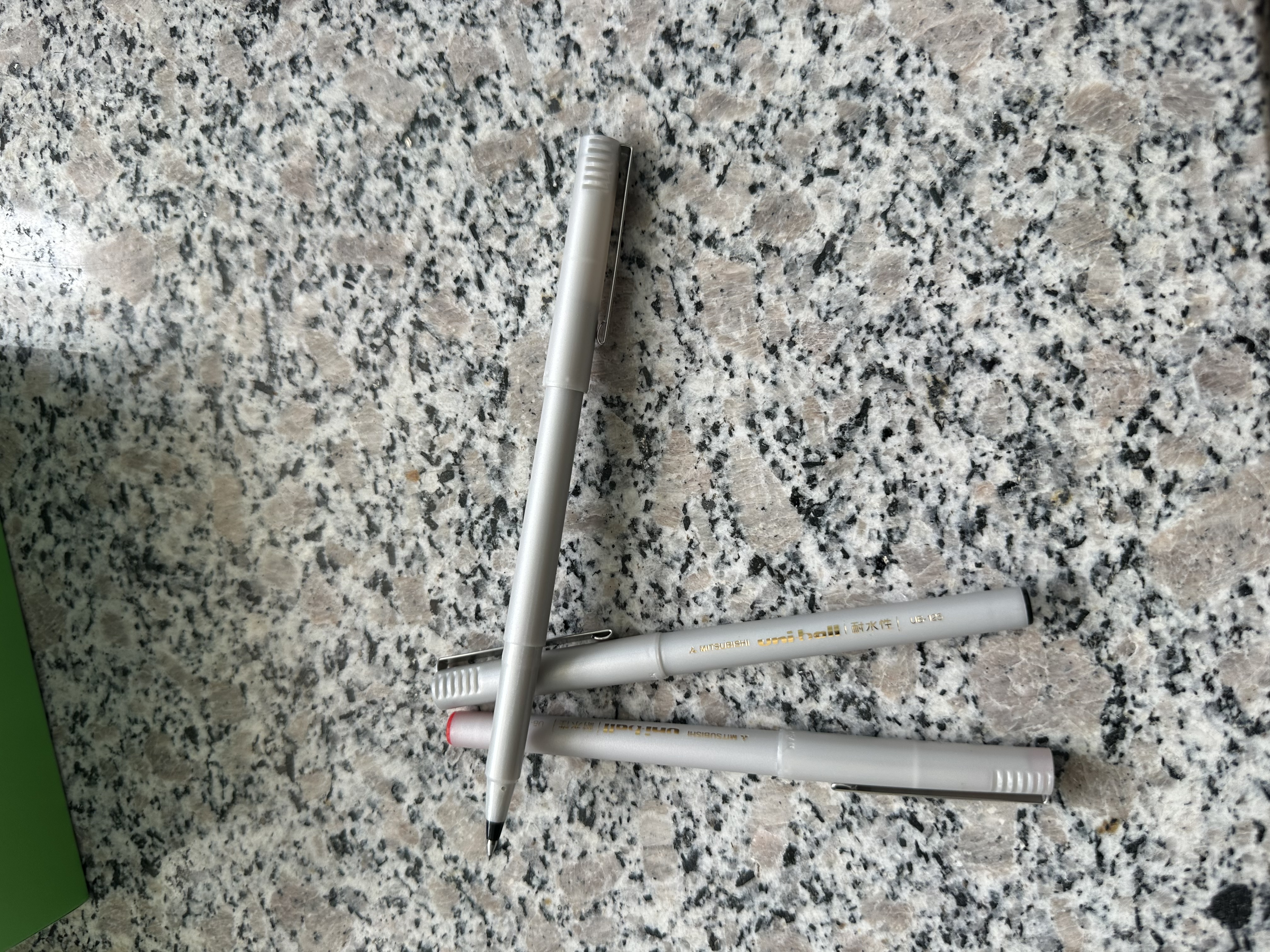 uni三菱 UB-125直液式走珠笔笔2黑1红高颜值0.5mm签字笔商务学生办公笔办公用品文具套装 3支 实拍图