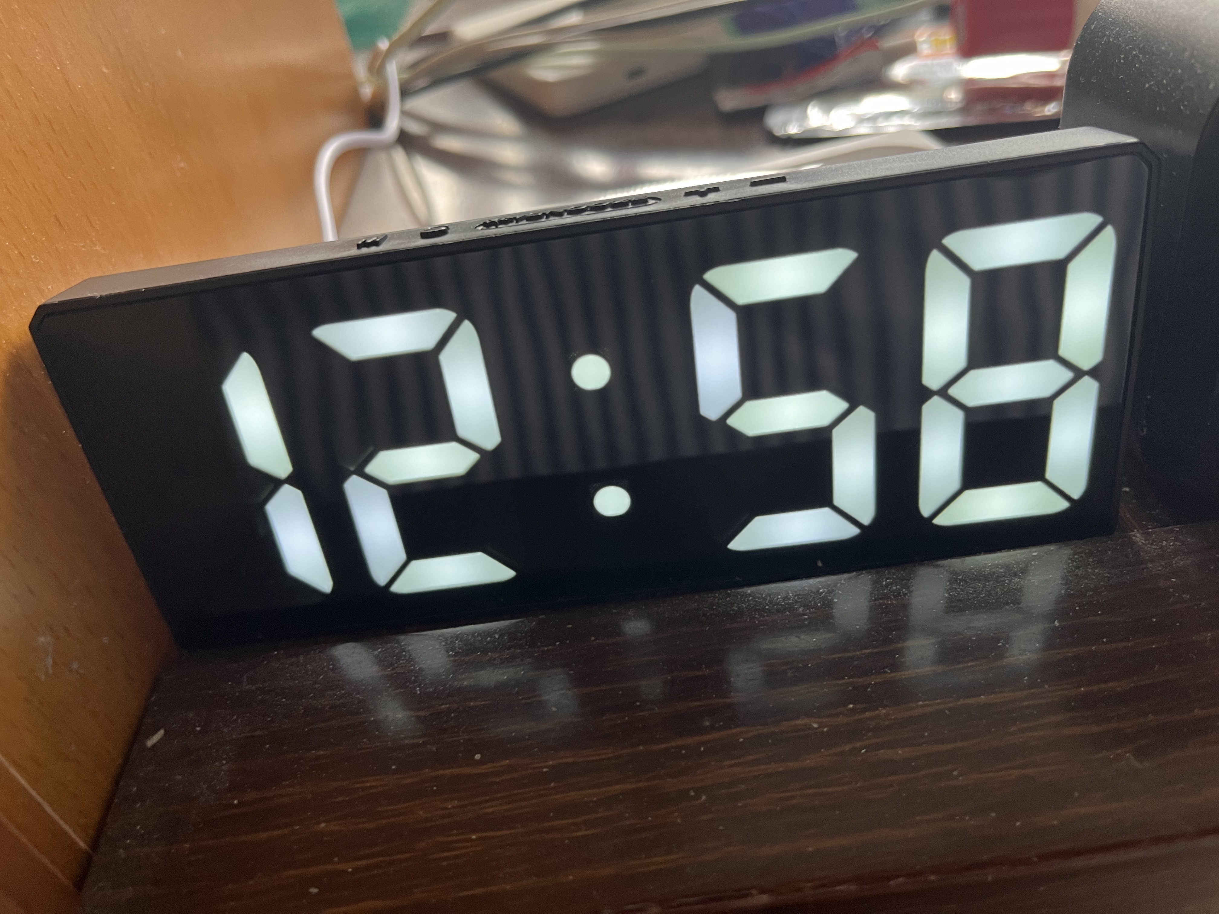 【日常实用】家用客厅桌面多功能简约时钟学生起床神器LED镜面电子闹钟大屏幕数字时间显示器GR88 黑色-高清大屏+闹钟设置+温度显示 实拍图