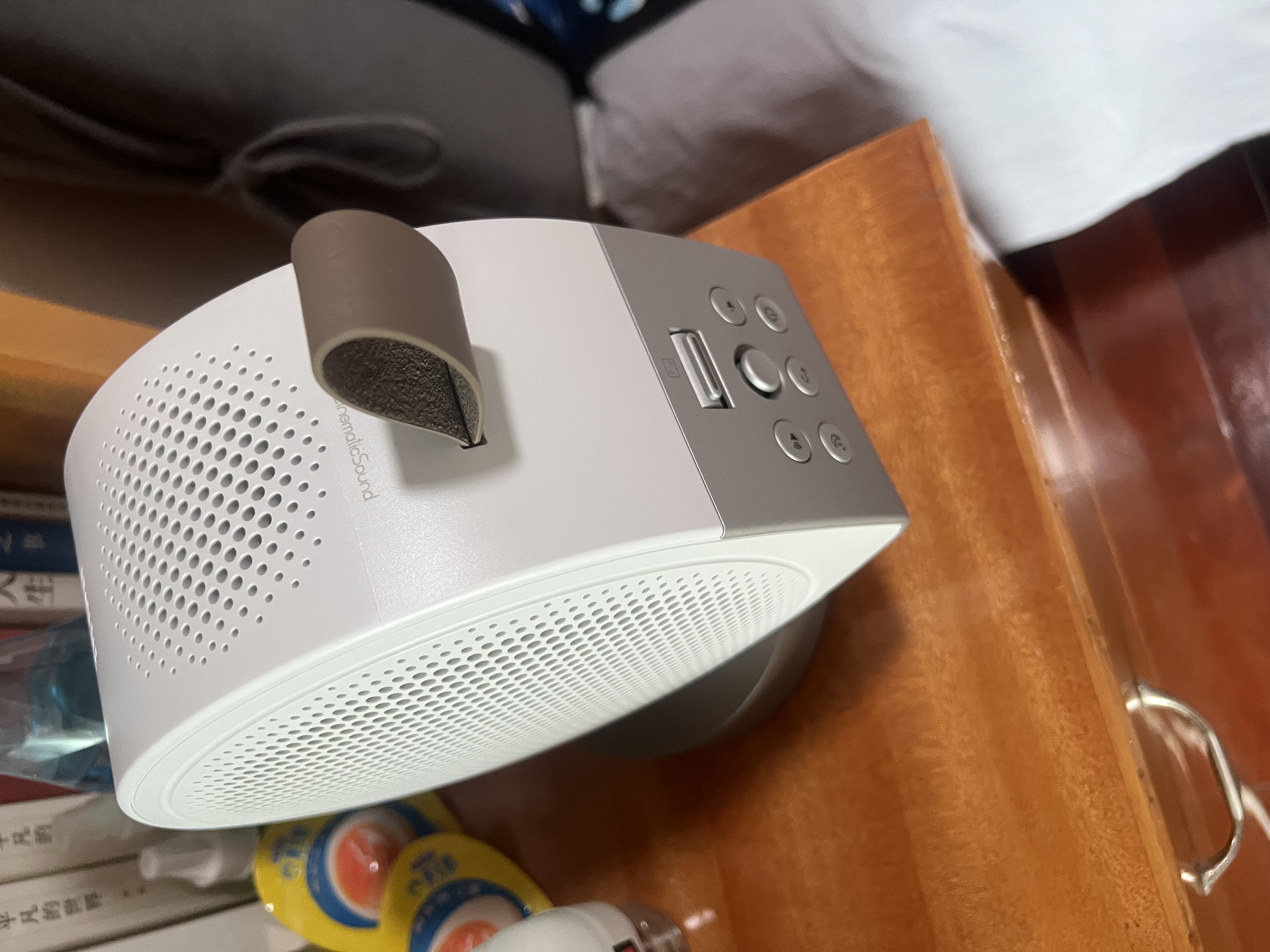 明基（BenQ）GV32 全智能旋转投影仪 投影仪家用（135°全段式旋转 自动校正 亲子陪伴 便携防摔 HDR10） 实拍图