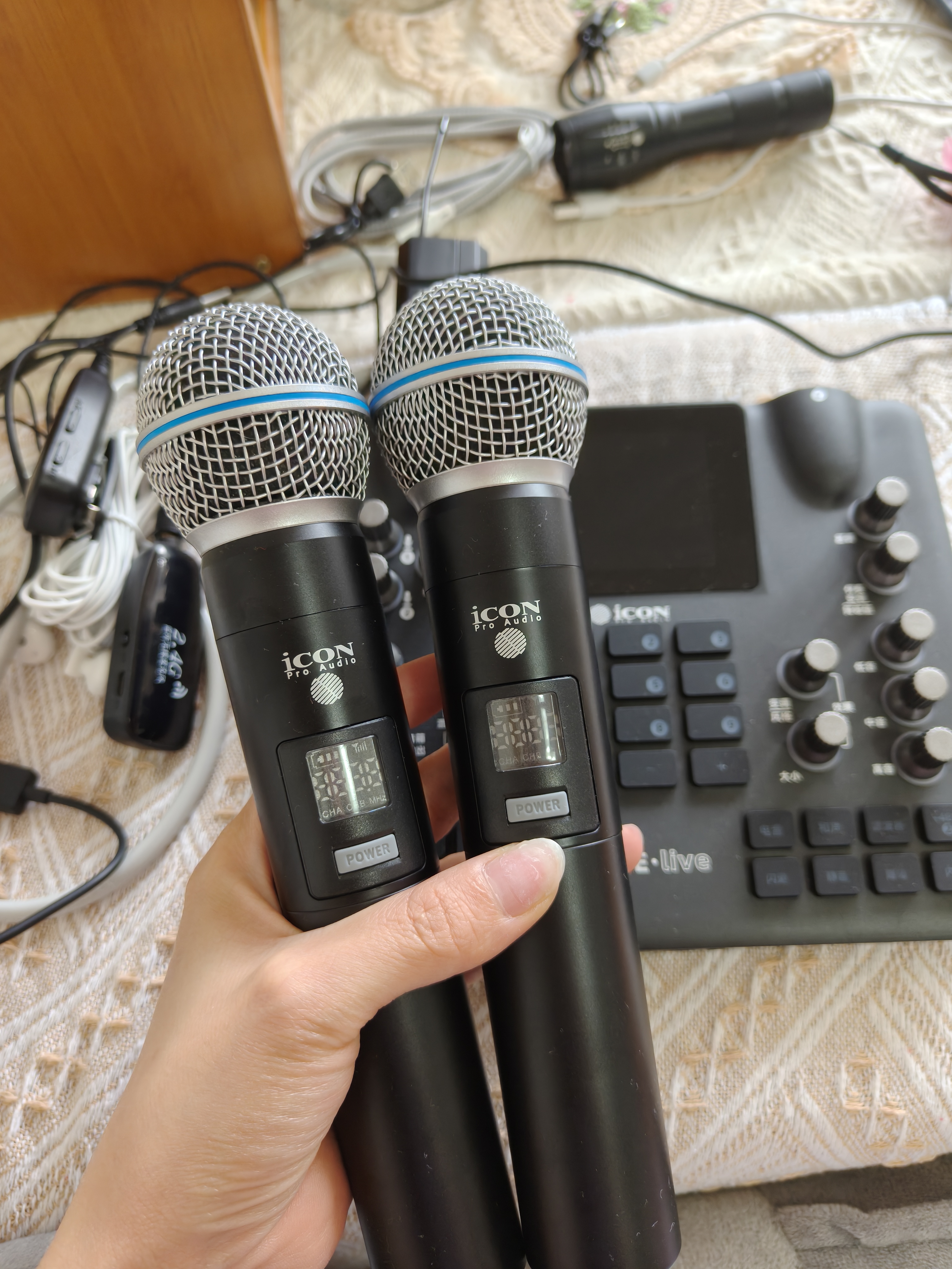艾肯iCON WeLive 外置手机声卡+WM2.2一拖二无线麦克风套餐便携户外直播主播录音唱歌带货手机声卡设备 实拍图