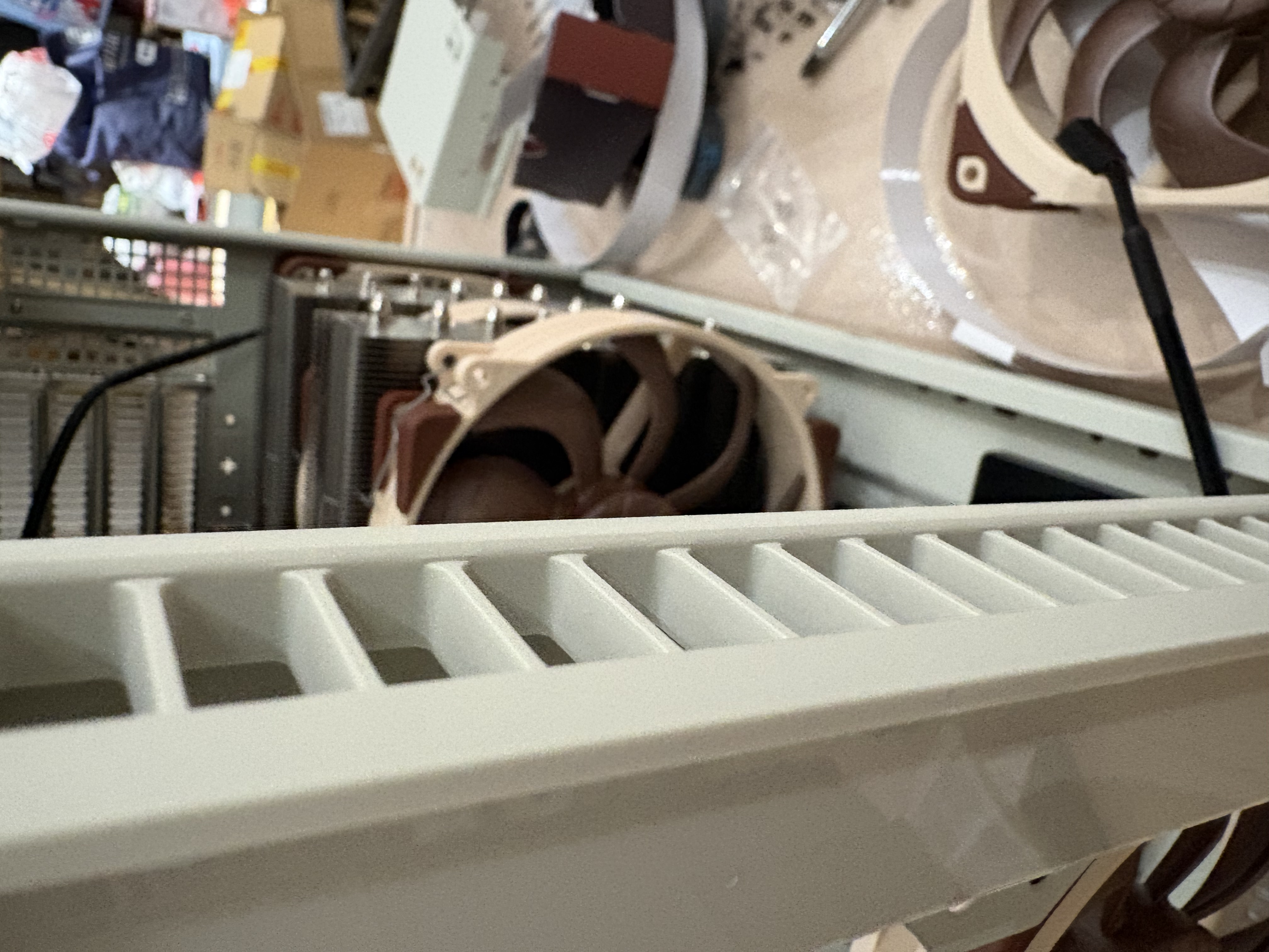 银昕（SilverStone）PS07复刻版MATX机箱 (经典老箱复刻/支持120水冷/Type-C/6个3.5”硬盘空间/PS07W-C) 实拍图